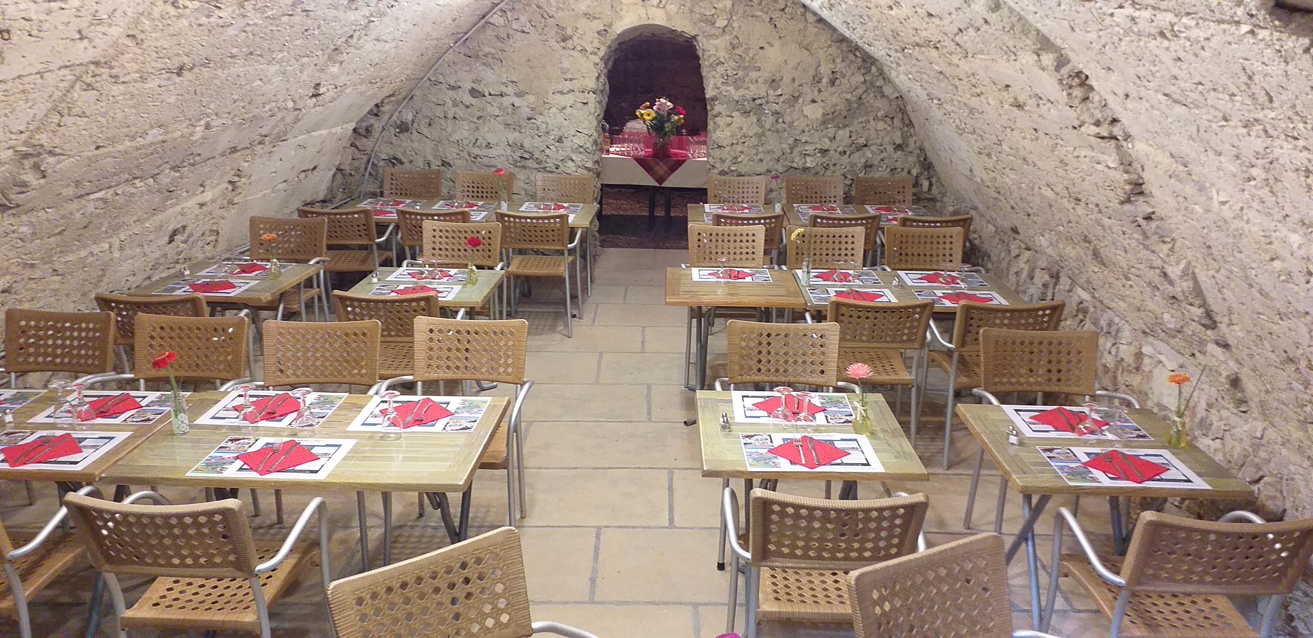 À REPRENDRE : à Bourbon-Lancy (Bourgogne du Sud), restaurant traditionnel idéalement situé dans le quartier médiéval, réputé pour sa cuisine savoureuse. 
	L'établissement dispose de deux salles de 20 couverts chacune, d'une terrasse en façade de 40 couverts, d'une terrasse arrière ombragée de 12 couverts et d'un caveau de 36 couverts pour les repas de groupe. 
	Le chiffre d'affaires 2025/26 est de 202.500 €, en hausse de 7 % sur 2 ans, avec une marge brute de 67,2 % et une valeur ajoutée de 47,5 %. 
	Clientèle fidèle locale et professionnelle. 
	Un cuisinier salarié expérimenté est en place, offrant une transition en douceur pour le repreneur. 
	Aucun travaux à prévoir, équipement de cuisine à jour. Loyer mensuel proposé à 1 150 €. 
	Prix du fonds : 150 000 €. Accompagnement possible. Affaire cédée pour départ à la retraite.