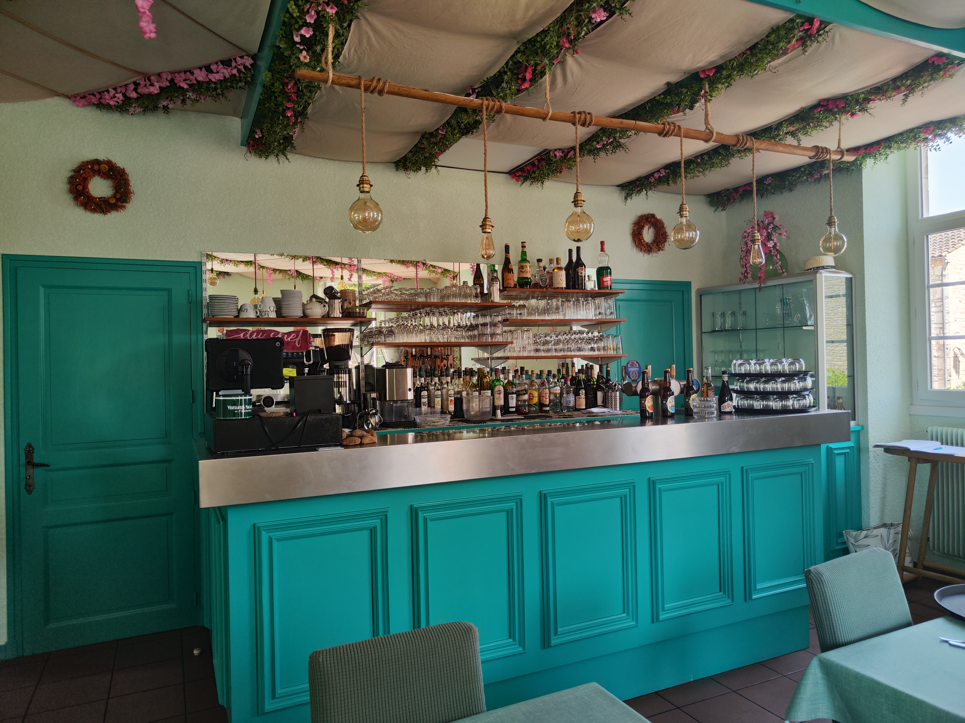 Emplacement & Cadre 
Établissement idéalement situé à Lanzac, au cœur du village. Bénéficiant d'une visibilité optimale sur un axe passant, ce restaurant dispose d'un accès facile avec un parking dédié pour la clientèle.
Disponible dès octobre, cet établissement est conçu pour une exploitation à l'année.
Des Infrastructures Complètes
Le restaurant propose une capacité d'accueil modulable:
Intérieur : 
Deux salles de restaurant (28 et 10 places) 
cuisine de 30 m² équipée 
Extérieur : Une terrasse à l'arrière et une vaste terrasse couverte de 40 places pour les beaux jours.
Logement de Fonction Inclus
Pour votre confort, un appartement spacieux de 80 m² est situé juste au-dessus du restaurant. Il se compose de :
3 chambres lumineuses.
Une cuisine.
Un grand salon / salle à manger.
Conditions Financières
Loyer mensuel : 583 HT €