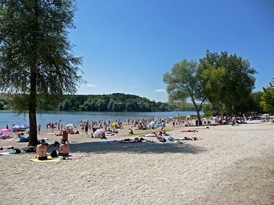 Dpt Ardennes (08), à vendre proche de Charleville-Mézières, Bar - Tabac - Loto – PMU, dans une commune très agréable et touristique (Le Chesne, commune de Bairon et Ses Environs). Affaire saine et rentable pour un couple, avec bons résultats (En progression depuis 2 ans), appartement de fonction (Environ 100 m², au rez de chaussée la cuisine, à l’étage,1 chambre, salle de bain, salon, au 2ème étage, 2 chambres + grenier), grand parking devant, terrasse extérieure, loyer 630 € (Commerce et logement), possibilités de rachat des murs dont le prix est en sus. Fermé le dimanche après-midi et le Lundi.
Aujourd’hui, ce fond de commerce est en plus dépositaire de la banque Nickel, des service Nério De FDJ Service (Payement des factures dématérialisés), Bimbeloteries, …
Possibilité de développer de la petite restaurations.
Ce bien se situe à côté du lac de Bairon, avec son camping qui attire beaucoup de touristes lors de la saison estivale.
Proximité d’une halte fluviale.