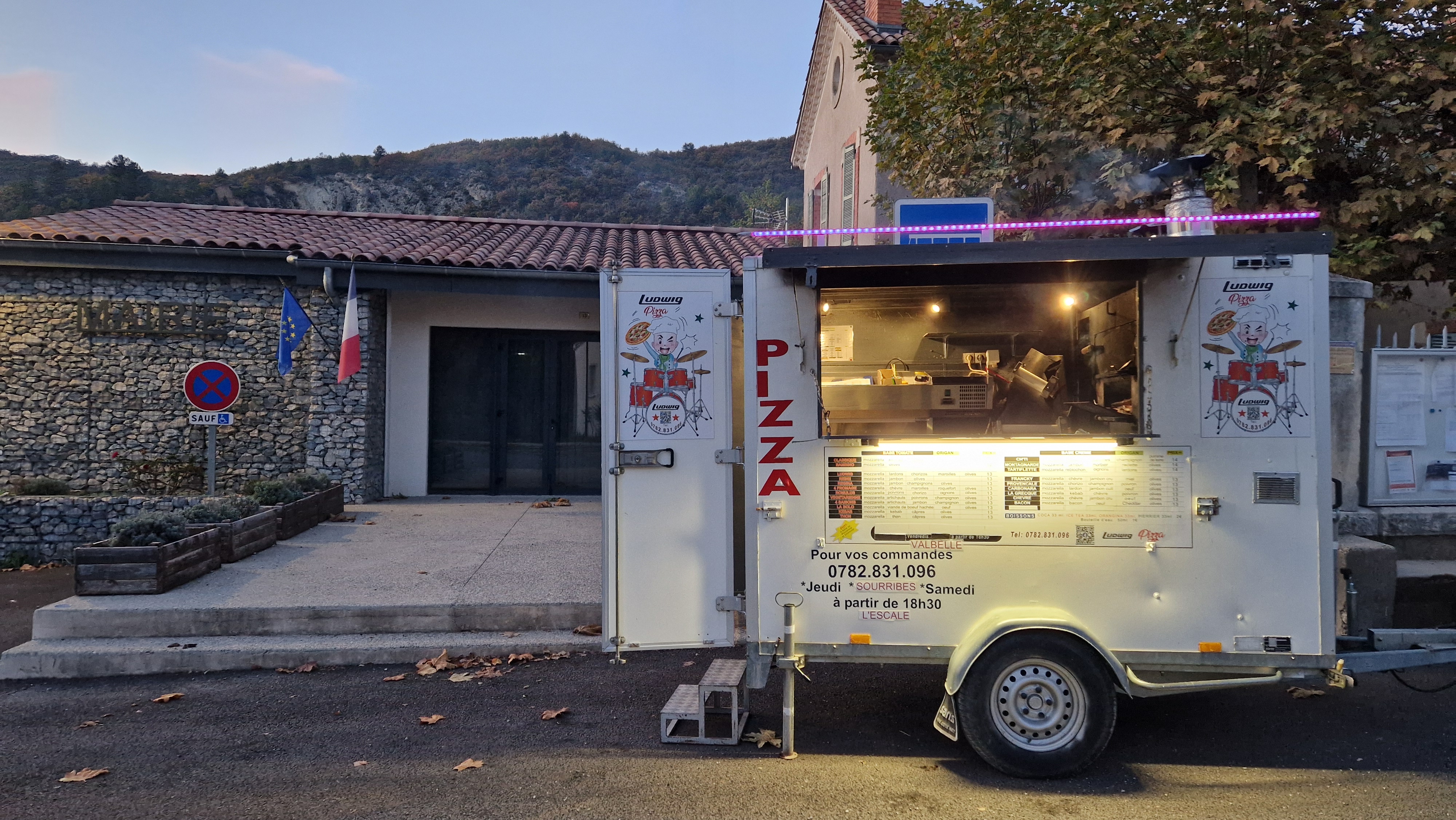 Besoin d'un complément de salaire ou même en faire votre métier ! 
J'ai sans doute la solution pour vous...
Je vend ma remorque food truck pour de la vente de pizzas équipé d'une saladette,  un petit frigo, un laminoir,  un petrin et un four à bois à deux compartiments différents
 ( cuisson et foyer à part. )
Emplacement possible .