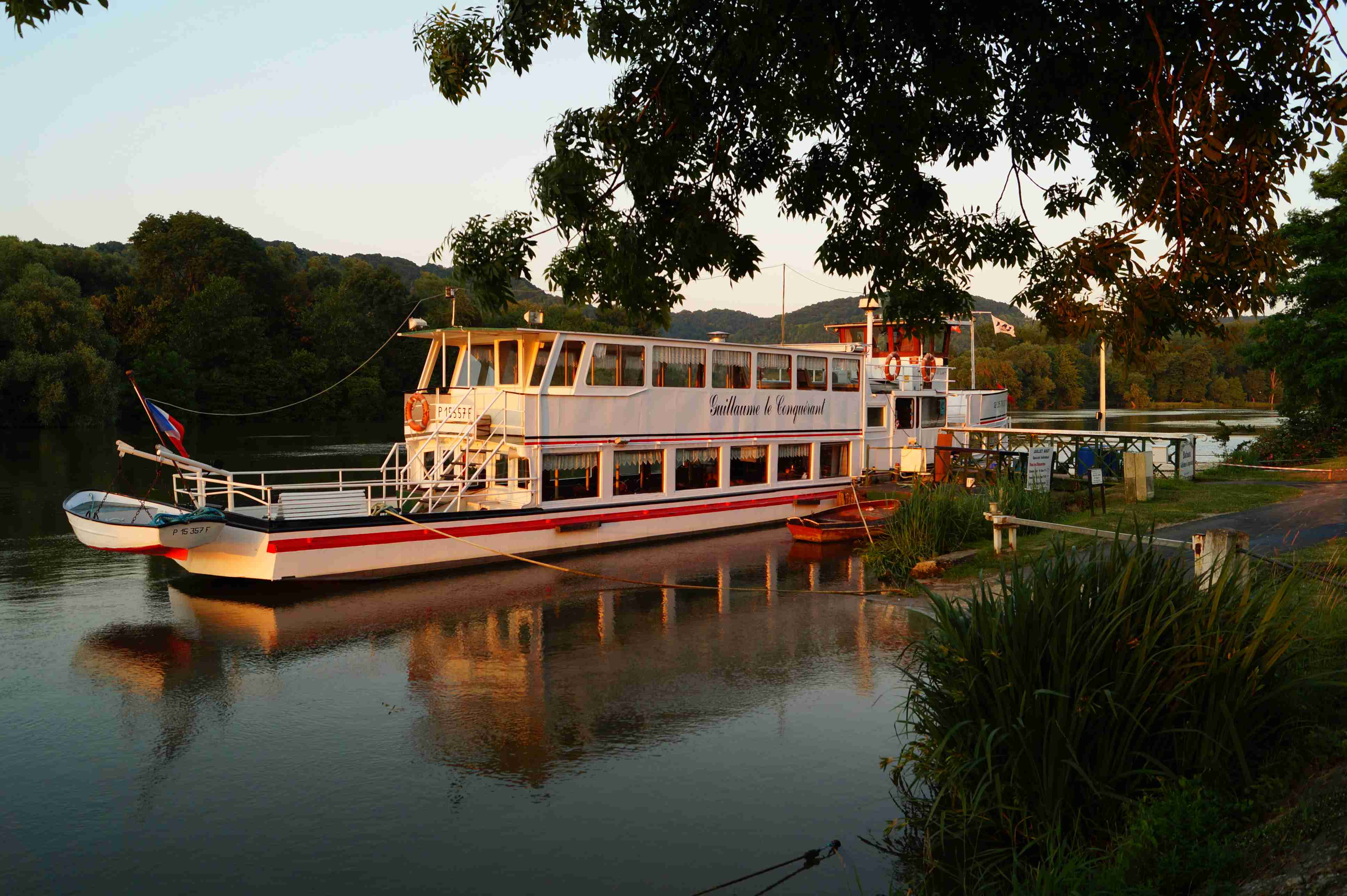 Un bateau emblématique au cœur de la Normandie

Marqueur de l’identité de la Seine entre Rouen et Vernon depuis près de 40 ans, le Guillaume-le-Conquérant est bien plus qu’un bateau : c’est un page de l’histoire de la Seine. Construit en 1927 à Koenigswinter (Allemagne), ce bateau à passagers a navigué sur la Saône sous le nom de « La Galiote » avant d’être acquis et rebaptisé par le père de l’actuel exploitant. Depuis, il fait partie intégrante du paysage de Poses, contribuant activement au développement du tourisme et à la valorisation du patrimoine local.

Continuer à faire vivre un patrimoine emblématique

Le Guillaume-le-Conquérant, attend un nouveau capitaine pour continuer à écrire son histoire presque centenaire. Le bateau peut poursuivre son activité de croisière repas sur l’eau grâce à son permis de navigation renouvelé et délivré par la DRIEA.

Son charme intemporel, sa notoriété et son emplacement potentiel sur la commune de Poses en font une opportunité rare pour tout porteur de projet souhaitant offrir une expérience unique « sur l’eau ».

Caractéristiques techniques

Type de bâtiment : bateau à passagers
Année de construction : 1927
Longueur : 29,75 m
Largeur : 4,65 m
Creux : 2,00 m
Tirant d'eau : 0,98 m
Franc-bord : 0,75 m
Déplacement maximum : 88,31 t
Zone de navigation : III et IV
Capacité : 137 passagers
Cuisine équipée à bord
 
Un cadre naturel et touristique exceptionnel

Idéalement situé entre la Seine et l'Eure, le territoire Seine-Eure séduit par ses paysages variés: coteaux, forêts, rivières et espaces naturels propices aux activités de plein air.
Le Parc de Léry-Poses en Normandie, à proximité immédiate, attire près de 2 millions de visiteurs par an, autour du lac des Deux-Amants, haut lieu des loisirs nautiques et de la détente en bord d'eau.

Ce cadre naturel et touristique offre un environnement parfait pour développer une activité de croisière repas sur la Seine, ou d'événementiel à quai, dans un esprit nature, patrimoine et convivialité.

Conditions d'acquisition

Prix de vente : 400 000 € pour le bateau et le fonds de commerce (avec permis de navigation)
Le remorquage est possible pour un autre site d'implantation.

Caractéristiques / Atouts

L'office de tourisme Seine-Eure assure la commercialisation de produits à destination des groupes en packageant des journées incluant une croisière à bord du Guillaume le Conquérant, combinée avec la visite de la serre tropicale BIOTROPICA qui accueille plus de 250 000 visiteurs par an.

Le bateau présente également un fort potentiel de rentabilité lors de grands événements internationaux, notamment l'Armada de Rouen, dont la prochaine édition est prévue en 2027. Lors de la précédente édition, il a généré un chiffre d'affaires de 320 000 € en seulement 10 jours, démontrant un rendement exceptionnel lorsque le trafic touristique atteint son pic.