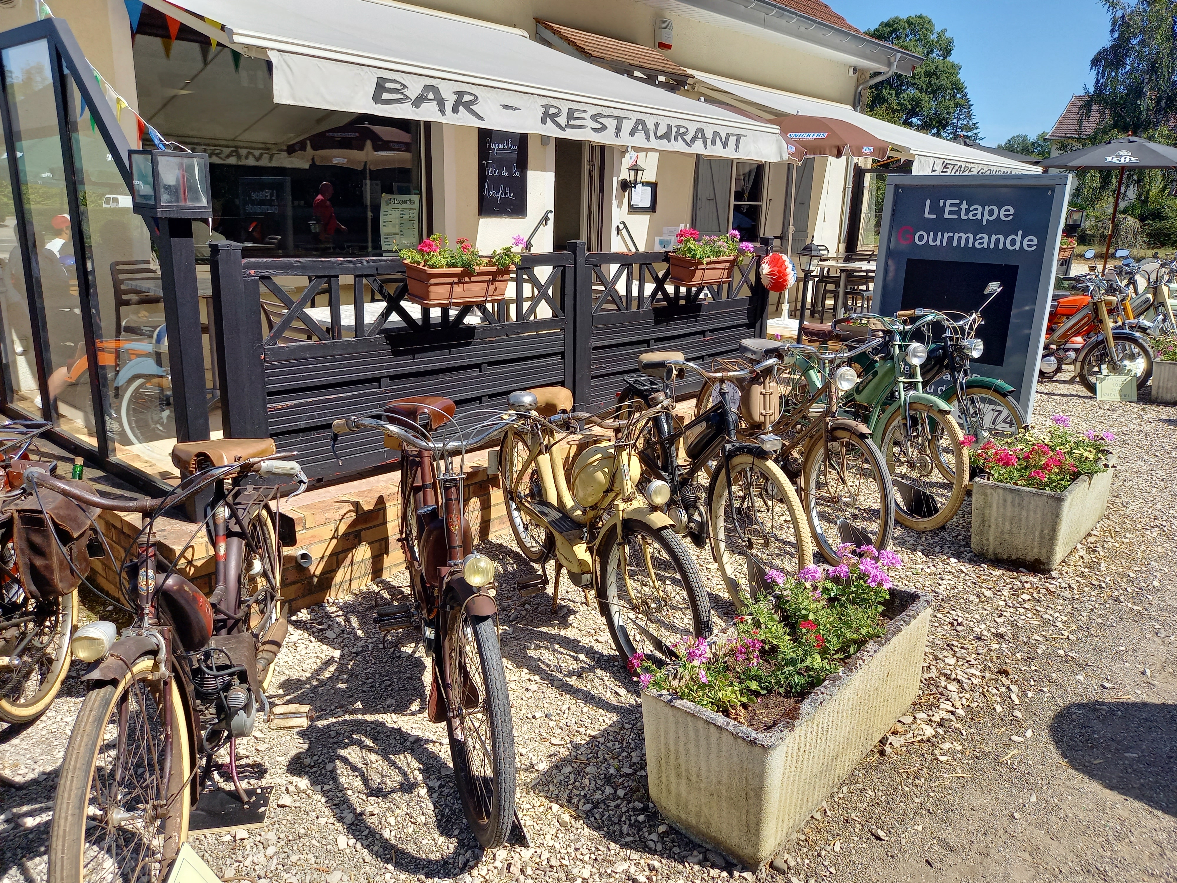 A vendre cause retraite,joli bar restaurant dans un village dynamique de 2000 habitants,établissement situé en bordure de route à un endroit stratégique et à l'entrée du village,ecoles,commerces,vie associative de premier ordre sont des atouts majeurs pour le développement de l'activité qui est déjà en progression et qui demande à être encore développé avec une plage d'ouverture plus importante,capacité de 35 couverts en salle (45 en banquet)15 au bar et 20 sur la terrasse stationnement très aisé,possibilité de loger sur place,nombreuses dépendances,idéal pour un couple,à voir absolument...
