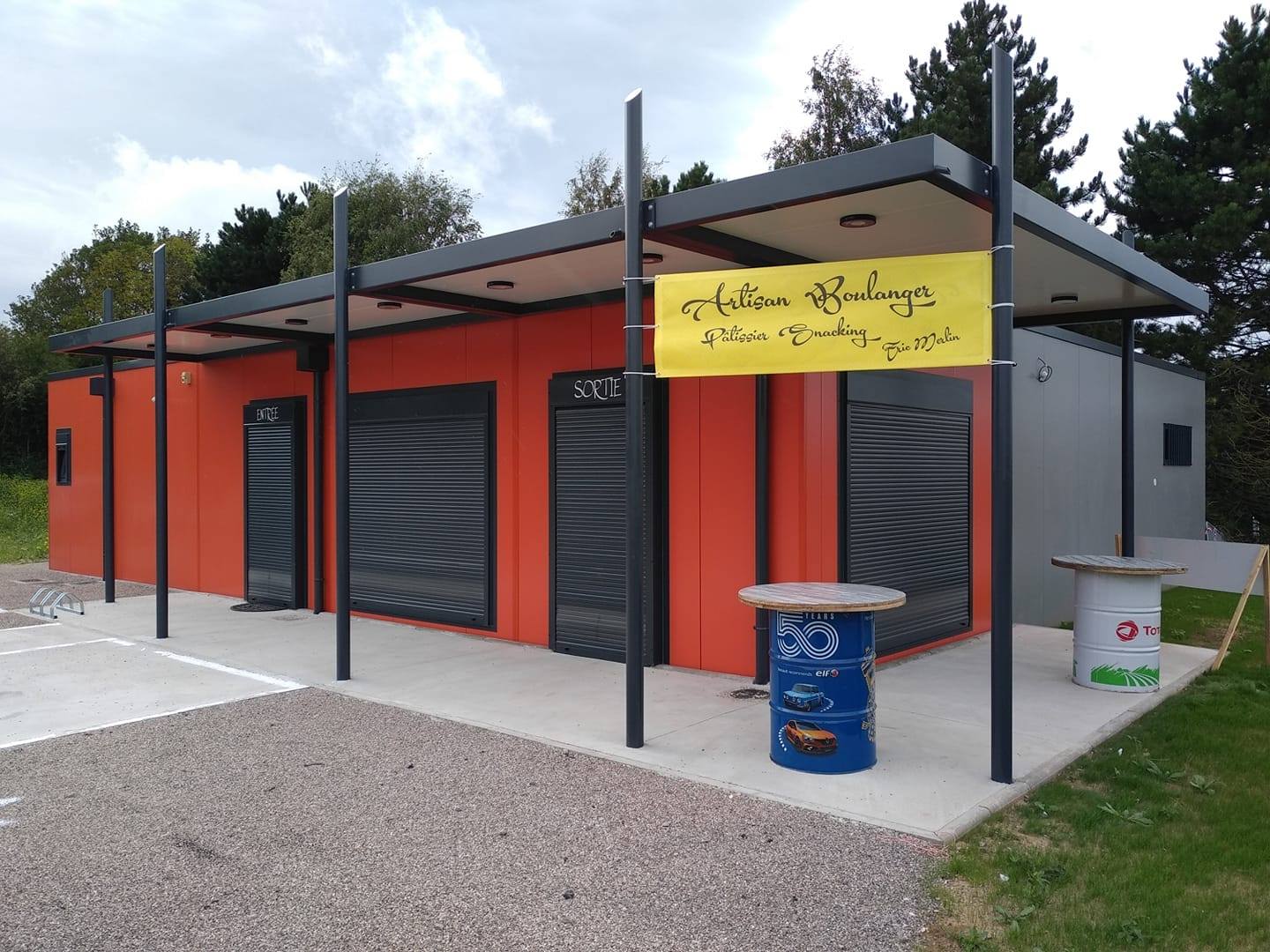 boulangerie moins de 5 ans
proprietaire des murs la mairie (850€)
village de 1300 habitants
boulangerie installee sur un tres grand parking (projet cabinet medical)
boulangerie situé pres de la gare  TGV(2 minutes)
unique boulangerie du village