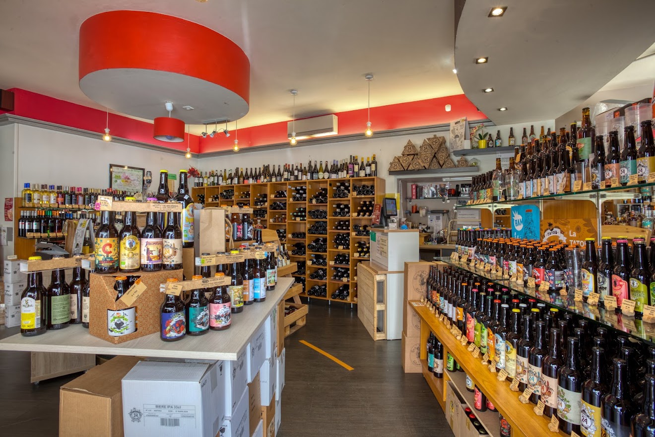 Située au cœur du secteur Sauvegardé de la capitale du Périgord Noir, cette cave  de 55m2 bénéficie d'une clientèle fidèle toute l'année, renforcée par un important flux touristique en saison.
L'offre est variée et attractive : belle sélection de Vins, bière artisanales et  spiritueux locaux . Plus une grande sélection de vin des autres régions française. 
Un commerce chaleureux et authentique, bien implanté, dans les petites ruelles de Sarlat offrant de belles perspectives de développement pour qui souhaite allier projet durable et qualité de vie dans une région très recherchée.
Possibilité de développement pendant l'hivers