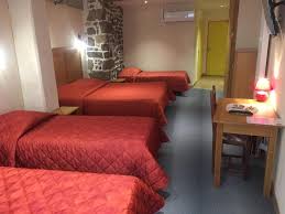 Au cœur du Puy-en-Velay, capitale européenne des Chemins de Saint-Jacques-de-Compostelle, à seulement 5 minutes de la gare et du centre-ville, découvrez ce ravissant hôtel restaurant classé Logis de France et Relais du Chemin de Stevenson, proposé à la vente en fonds de commerce.

Fort de plus de 40 années d’activité et bénéficiant d’une solide réputation, cet établissement se compose de trois bâtiments entièrement restaurés au fil des années afin d’offrir à sa clientèle tout le confort moderne. Il dispose de 24 chambres chaleureuses réparties sur trois niveaux desservis par un ascenseur, ainsi que de stationnements privatifs couverts.

L’hôtel accueille une clientèle variée : pèlerins, touristes, voyageurs d’affaires et familles. Chaque chambre bénéficie d’équipements de qualité : Wi-Fi gratuit, Canal Satellite, climatisation, salle de bains avec baignoire ou douche à l’italienne. Certaines chambres profitent également de terrasses privatives, de balcons ou d’un charme mansardé au dernier étage.

La partie restauration propose deux belles salles au cachet rustique pouvant accueillir jusqu’à 45 couverts, ainsi qu’un espace dédié aux petits-déjeuners sous forme de buffet. Une troisième salle, actuellement en cours d’aménagement, permettra d’accueillir des groupes, réunions ou formations.

L’espace cuisine est fonctionnel et organisé en plusieurs zones : stockage, préparation, plonge et cave. L’établissement comprend également un bar, une blanchisserie, des sanitaires et douches pour le personnel, ainsi qu’une chaufferie.

Parmi les nombreux atouts de ce bien :

Accessibilité PMR
Travaux de rafraîchissement réalisés entre 2013 et 2018
Situation touristique et économique privilégiée
Activité pérenne avec chiffre d’affaires sécurisé

Une opportunité idéale pour développer une activité hôtelière et de restauration dans une destination touristique incontournable.