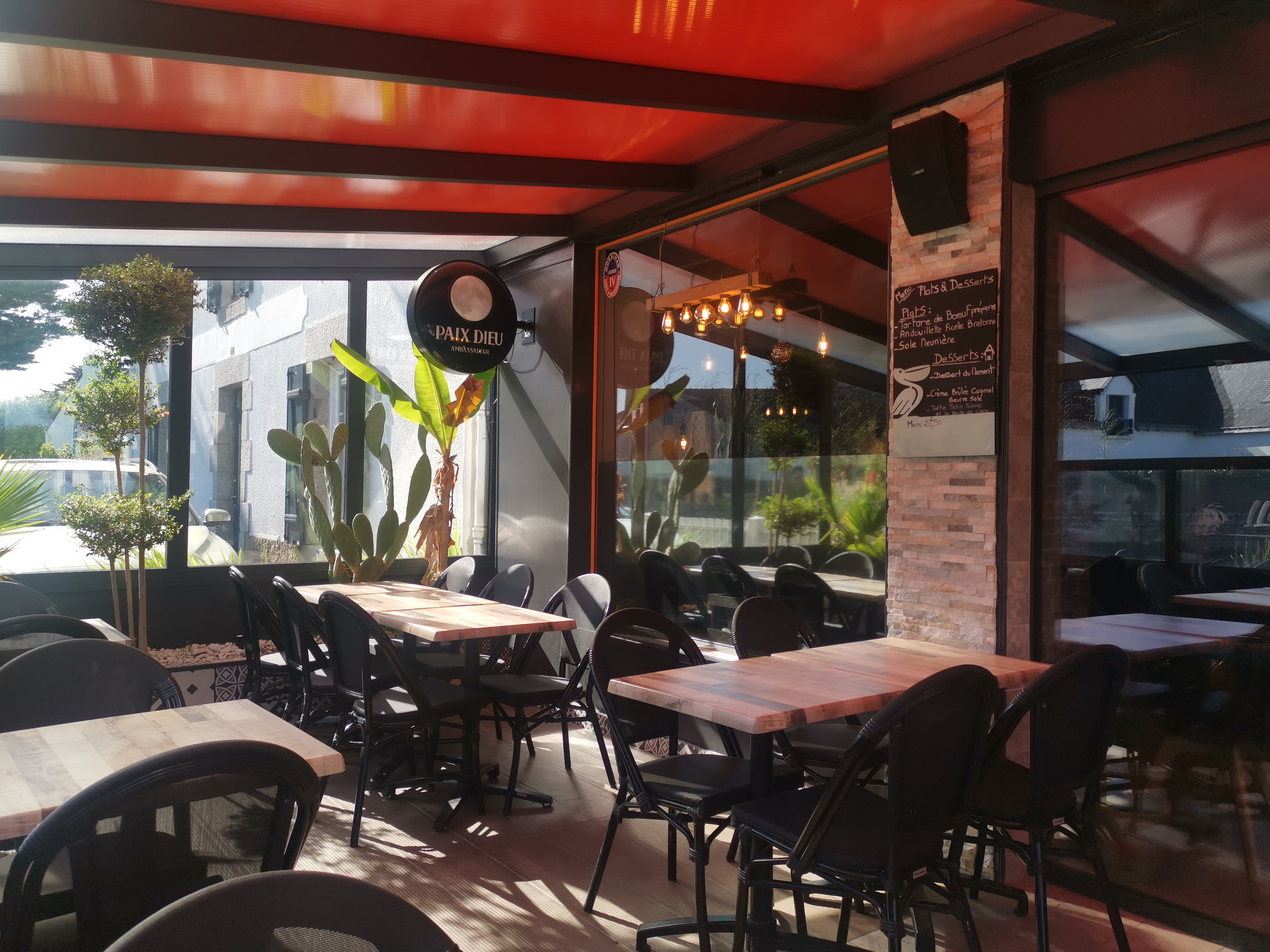 A VENDRE FONDS DE COMMERCE – Brasserie Licence IV en bord de mer, cadre de vie recherché dans le Morbihan

- Type : Fonds de commerce
- Secteur d’activité : Bar Brasserie Glacier – Restauration traditionnelle
- Localisation : Station balnéaire familiale du littoral morbihannais

- Présentation générale :
Au cœur d’une station balnéaire familiale et dynamique du littoral morbihannais, cet établissement bénéficie d’un emplacement privilégié, à seulement 200 mètres de la plage. Son environnement qualitatif attire une clientèle fidèle, locale et touristique, générant un flux régulier sur une large période de l’année.

- Exploitation et configuration :
L’établissement développe une offre complète : bar, brasserie, pizzeria, glacier, vente à emporter, le tout avec Licence IV.
Il dispose d’une capacité de 90 couverts : 40 en salle et 50 en terrasse. Les locaux sont soignés, bien agencés, et prêts à exploiter sans travaux.

- Fonctionnement et organisation :
Fermeture annuelle de 4 mois, permettant un rythme de travail équilibré
Fonctionnement en effectif réduit hors saison (idéal en couple ou avec une équipe restreinte)
Possibilité Logement T3 de fonction rénové, facilitant l’installation immédiate.

- Atouts clés:
Clientèle fidélisée et environnement touristique porteur
Outil de travail opérationnel et bien entretenu
Possibilités de développement sur l’amplitude d’ouverture, la communication et l’offre
Confort de vie rare dans le secteur : fermeture hivernale, logement sur place

- Conditions de cession:
Prix du fonds de commerce : 140 000 € net vendeur