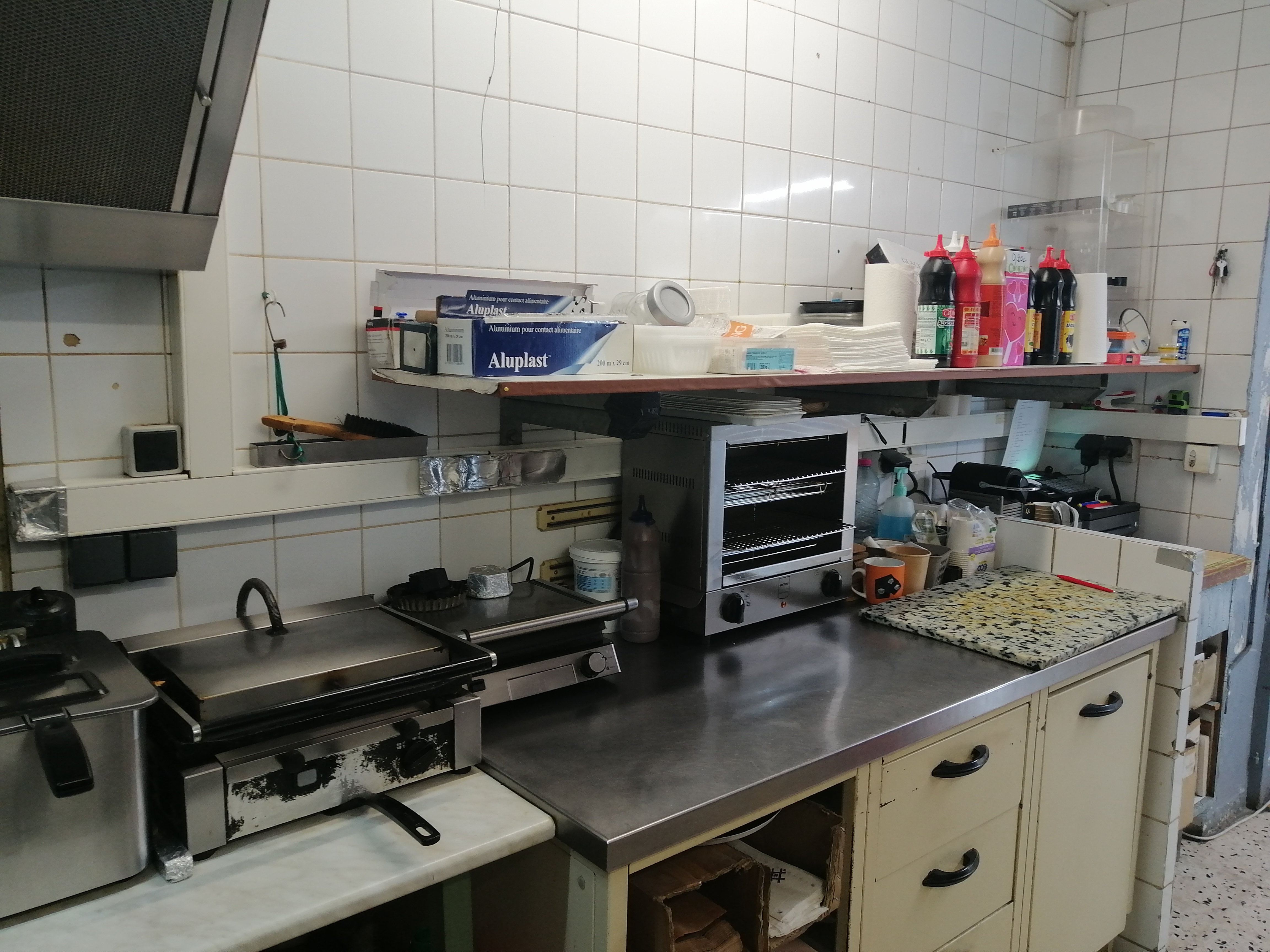 À vendre : Snack de restauration rapide. 

Idéalement situé !

Vous rêvez de vous lancer dans le monde de la restauration ? 
Ne manquez pas cette opportunité d'acquérir un snack en plein cœur d'une rue piétonne, bénéficiant d'un passage scolaire fréquent et d’un potentiel touristique 4 mois de l'année.

Caractéristiques du commerce :

Emplacement stratégique dans une zone piétonne.
Proximité immédiate d'écoles.
Clientèle habituée et touristique.
Loyer 550€