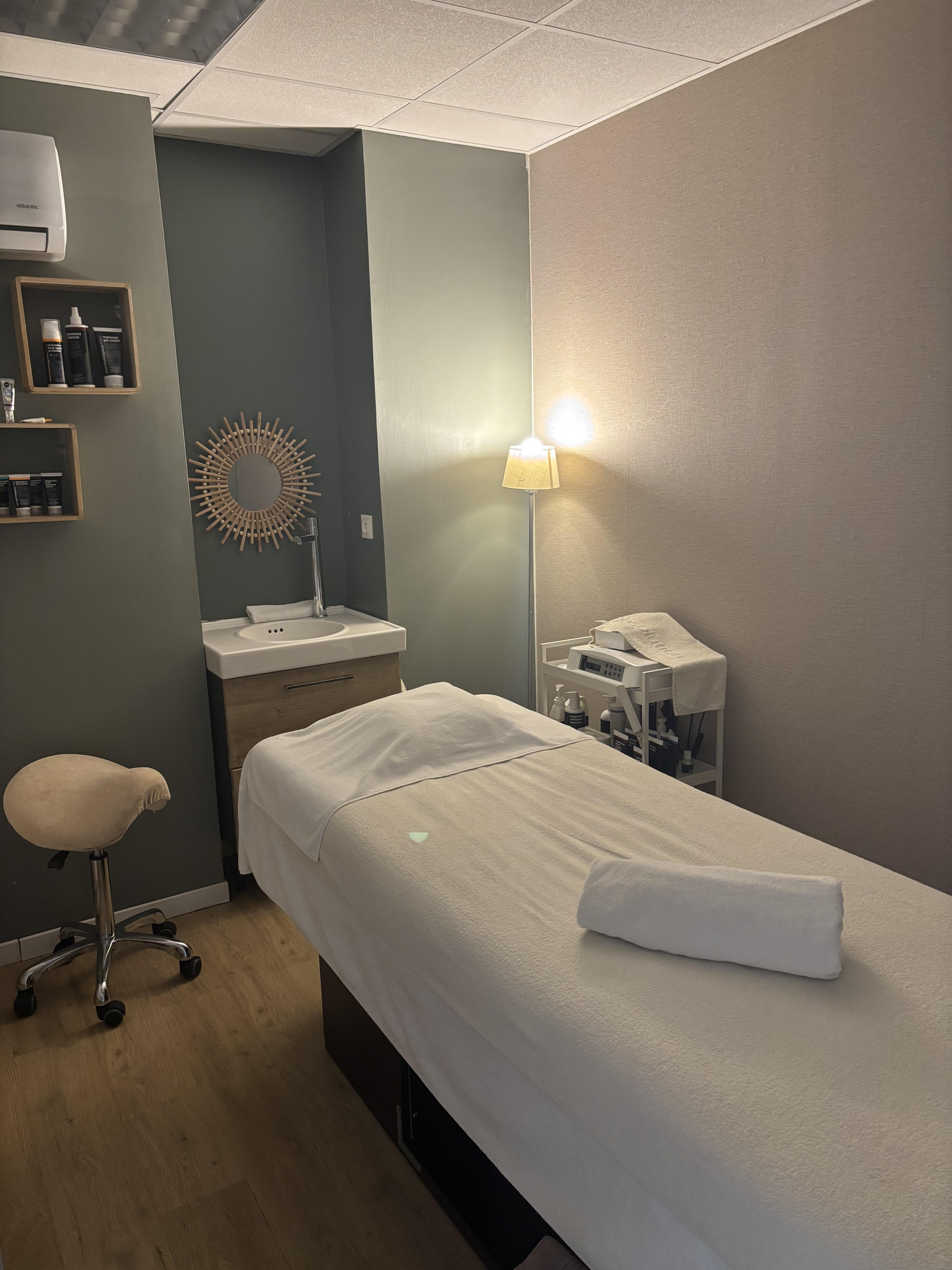 Institut de beauté à reprendre commune + de 5000 habitants, axe Rennes - St Malo 

Opportunité pour esthéticienne/ prothésiste ongulaire/technicienne de cils, lasériste souhaitant s’installer avec un institut clé en main, situé à 10 minutes de Rennes, au cœur d’une commune dynamique.

CA : 100 000 € – EBE : 31 000 €

Actuellement exploité par la gérante seule (<35h/semaine) avec une rémunération entre 1 500 € et 2 000 € net par mois. (repos les samedi apres midi/dimanche/lundi et jeudi matin)
L’institut a déjà fonctionné avec 2 alternantes esthéticiennes, offrant un potentiel de développement supplémentaire.

Local d’environ 40 m² avec 2 cabines équipées (possibilité 3e).
Loyer : 521 € HT
Activités actuelles :
Epilation laser très performante avec d'excellents résultats, soins visage, parfumerie, esthétique traditionnelle (épilation cire, massage relaxant)

Opportunités de développement :
onglerie
beauté du regard
(demandes de la clientèle).

Laser :
reprise du crédit-bail possible (≈ 667 € HT / mois)
ou rachat direct possible (~20 000 € restant).

Clientèle fidèle, réservation en ligne, avis Google 4,9.

Prix : 60 000 €