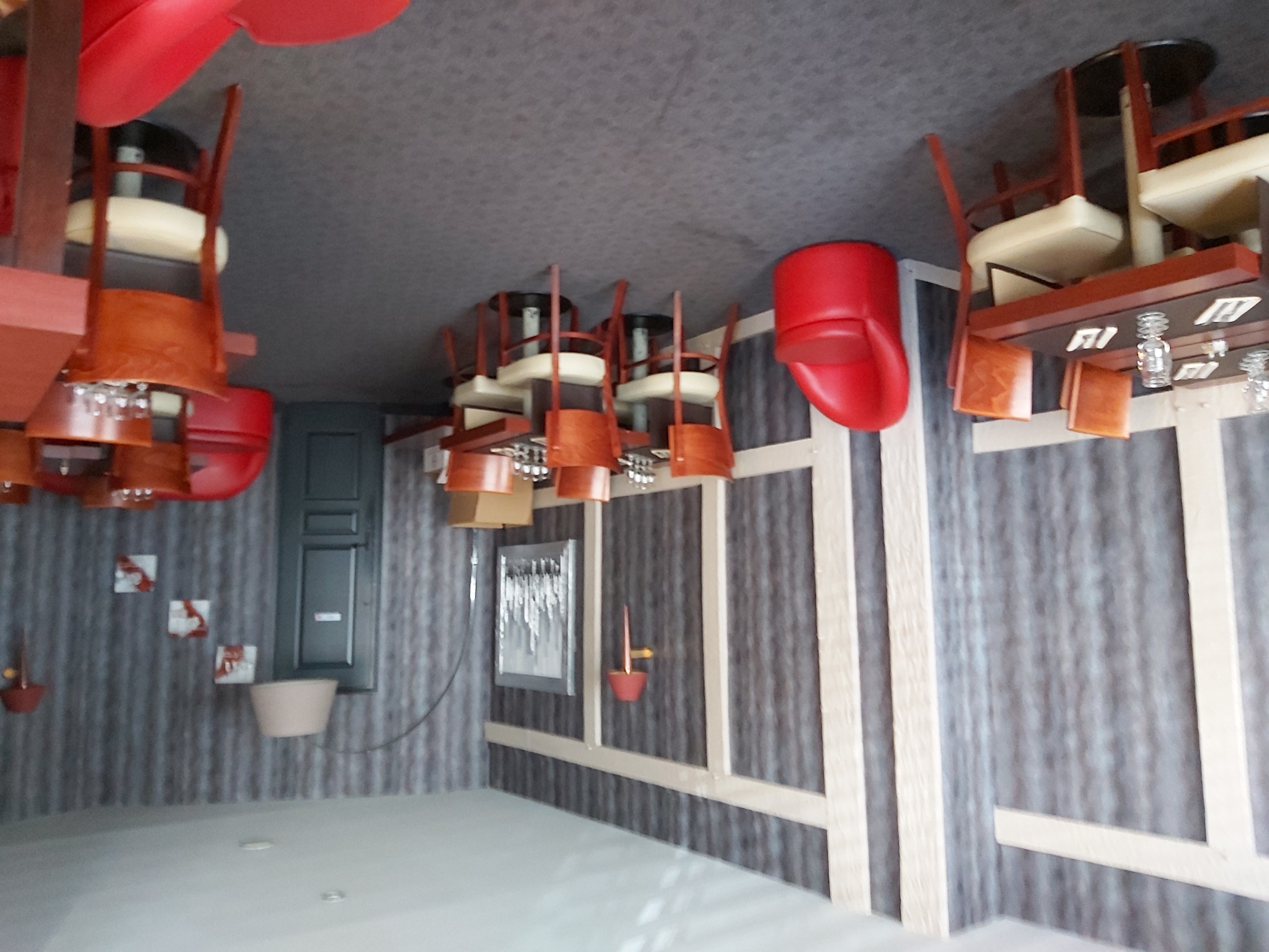 OPPORTUNITE RARE SUR LE MARCHE
Fond de commerce bar brasserie avec licence 4, situé en centre ville de Flers (emplacement N°1), bénéficiant d'une excellente notoriété locale (4.3 sur google). Etablissement de renom d'une surface commerciale de 200 M2 rénové récemment + 200 M2 de sous sol, aucun travaux à prévoir, exploitable immédiatement.
DESCRITIF DE L'ETABLISSEMENT
* capacité intérieur : 70 places assises
* terrasse privée rénové 2025 : 40 places
* bar équipé avec salle salon 25 places
* cuisine professionnelle fonctionnelle
* espace pizza aménagé (non exploité)
*accessibilité PMR
ouvert du lundi au vendredi midi et soir et fermeture samedi et dimanche (depuis 09/25) + 6 semaines de congés
personnel en place : 3 cdi
bail commercial échéance 2033
loyer : 1061.00 € 
pour plus d'info et autres photos sur l'établissement RDV sur notre site :
                                     les-5-becs-flers.eatbu.com
IMPORTANT
un logement au dessus du restaurant de 113 M2 et entièrement rénové (2025) peut être disponible quelques mois après la vente de l'établissement.

Dossier comptable concernant le restaurant uniquement après première visite.