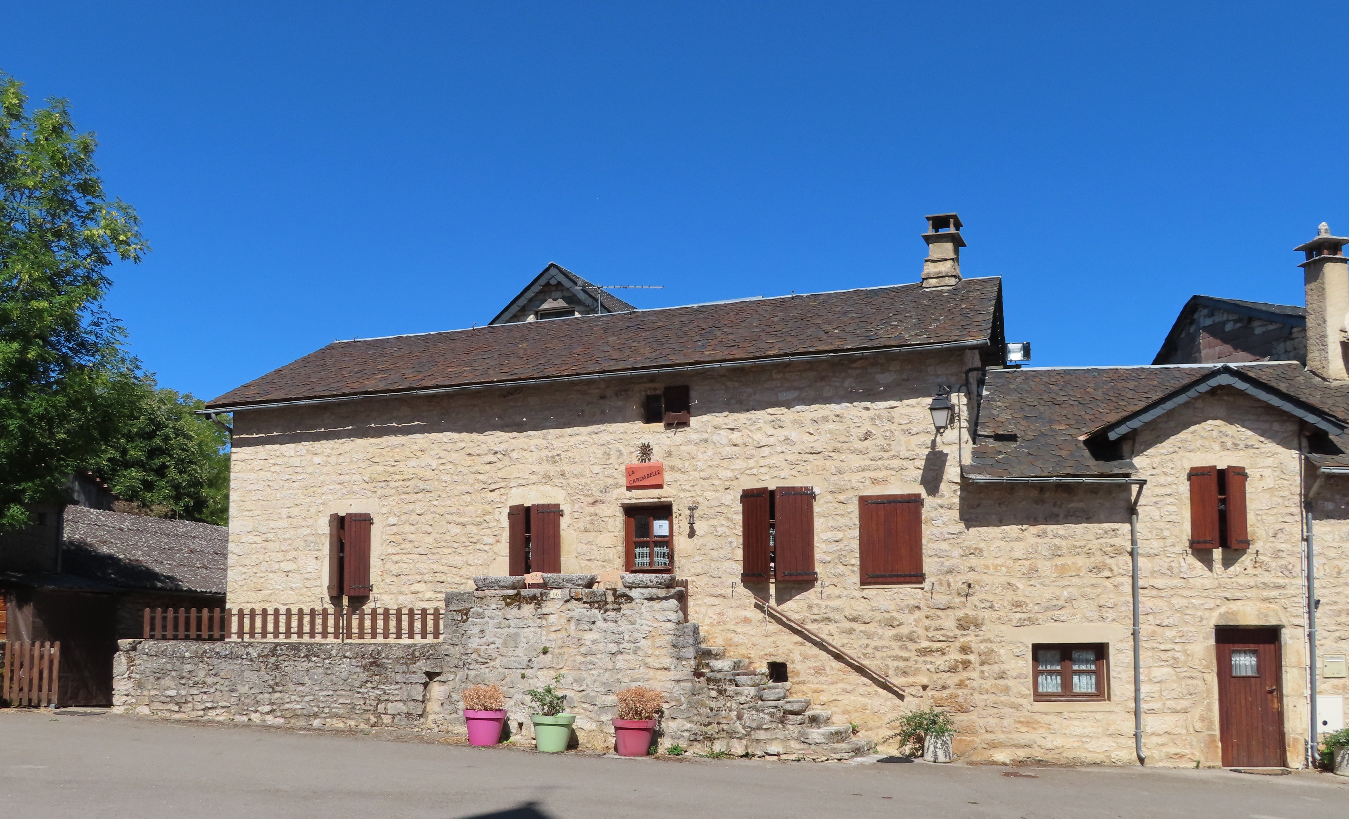 A reprendre, un ensemble immobilier, emblématique du Causse de Sauveterre, reconverti en deux gîtes mitoyens et modulables, offrant une capacité d'hébergement globale de 20 personnes.

Bénéficiant d'un emplacement privilégié au calme et surplombant les gorges du Tarn, l’établissement  est situé à dix minutes de l'autoroute A75 (axe Clermont-Ferrand/Montpellier),   et à proximité immédiate de sites touristiques majeurs tels que le Plateau de l'Aubrac, le viaduc de Millau et les caves de Roquefort.

Entièrement rénové avec des matériaux nobles, les gites allient charme authentique et confort moderne répondant aux exigences d’une clientèle de groupe (familles, amis, clubs sportifs).

Le bâtiment présente une performance énergétique de classe A permettant une ouverture à l’année.

L’établissement bénéficie d’un bon référencement.
Un accompagnement du repreneur est envisageable.

 Vente murs et fonds indissociable.