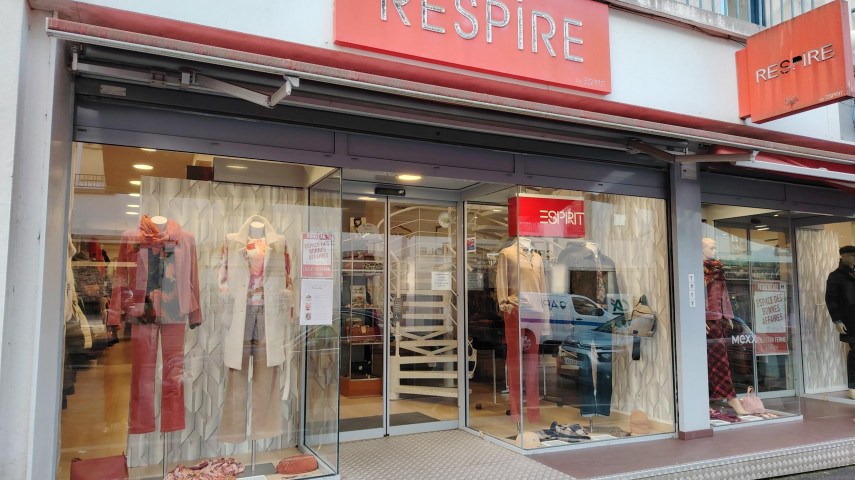 Vente d'un fonds de commerce de prêt-à-porter féminin & masculin, idéalement situé au coeur de la rue des Martyrs, principale artère commerciale du centre-ville de Carhaix, ville dynamique du Centre-Finistère. A proximité directe des parkings et entouré de nombreuses enseignes nationales, d'une pharmacie, et de bars/restaurants, ce commerce entièrement équipé dispose d'un emplacement n°1.

Le local commercial est loué : 2200€/mois. Réparti sur 2 niveaux, il dispose de 2 entrées indépendantes et respecte les normes d'accessibilité PMR. Une collaboratrice travaille aujourd'hui dans le commerce.

- Au rez de chaussée : espace commercial d'environ 150m² consacré à l'univers féminin + une réserve d'environ 32m².
-A l'étage : espace commercial d'environ 58m², dédié à l'univers masculin et aux fins de séries.
-Au sous-sol : une réserve d'environ 60m².

Usage actuel : commerce de textiles multimarques.
Usages possibles : commerces, concept store, etc.

Dans le cadre du départ à la retraite de la gérante, installée depuis une vingtaine d'années, le commerce est disponible à la reprise dès que possible. Un accompagnement par la gérante actuelle du magasin est possible.