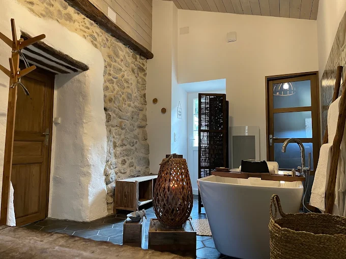 A VENDRE 3 GITES de charme meublés en Cerdagne au cœur des Pyrénées Orientales. Idéalement situés dans la vallée de la Rotja, au pied du Canigou.
Entièrement restaurés  en 2020 avec des matériaux de qualité, cette ancienne poste  de 1900 allie le charme de l'ancien et le confort du moderne. Poutres apparentes, murs en pierre et une décoration soignée.
Surface totale de 117m²  sur R+2 se compose de : 
- Un gîte T3 en duplex de 70m² entièrement équipé
- Un studio de 48m²
- Une chambre de 16m² (sans cuisine).
L'ensemble est modulable : il peut être loué séparément (à la nuitée) ou regroupé en un appartement T4 et un studio pour une location annuelle. 
Emplacement stratégique et fort potentiel : 
- A 1h de Perpignan, des stations de ski et de la frontière espagnole.
- Proximité d'une cité médiévale , d'un centre thermal et de nombreux sentiers de randonnées.
- Zone prisées des chasseurs en hiver
Facilité de stationnement ( 2 places attribuées par la mairie et parking gratuit à proximité).
Avec un chiffre d'affaires annuel de compris entre 30000€ et 34000€ , cette activité clé en main offre une rentabilité assurée.
Prix de cession Murs et Fonds de commerce 267000€