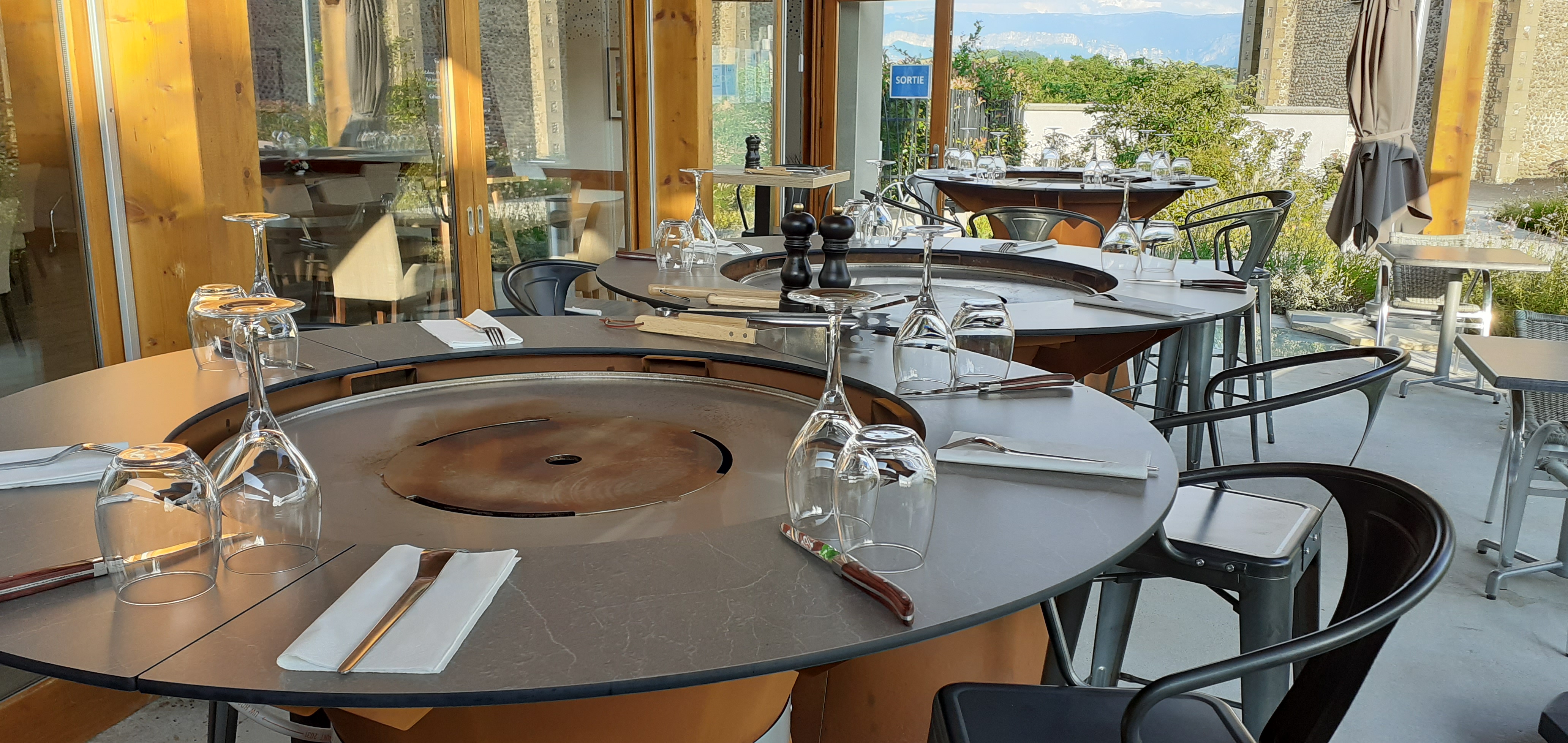 Location gérance d’une auberge crée en 2017 située au centre du village dans un environnement de qualité en zone rurale  comprenant bar, gîte, vente de produits régionaux, un restaurant de 50 couverts, terrasse couverte, 4 chambres labellisées Gîte de France ( 4 épis) .
La licence IV est mise à disposition par la commune.
Loyer 1200 €uros TTC (commerce + logement mitoyen)
C.A moyen : 200 000 €uros
Possibilité de développement et rachat possible de matériel

Contact 06.83.89.60.22 ou  04.76.64.23.10
