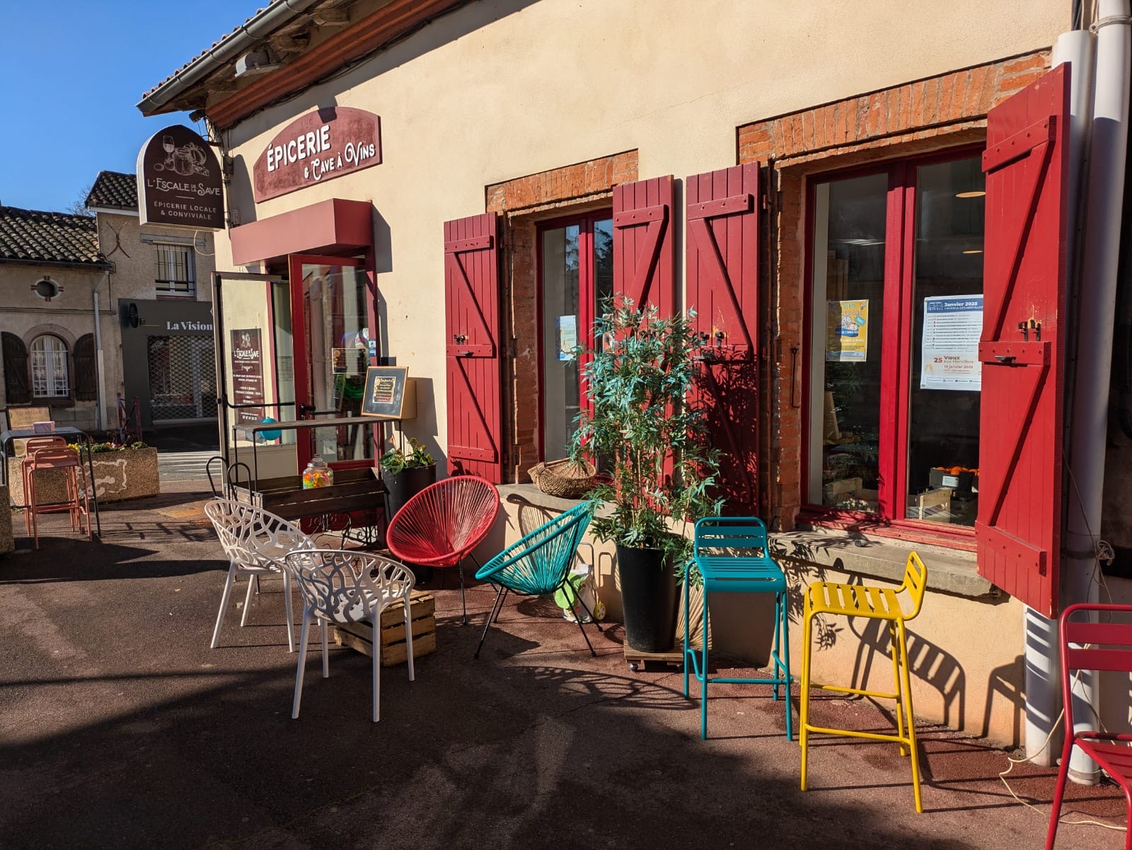 A VENDRE belle épicerie produits locaux & cave à vins 31. 

Dans une commune dynamique, et en pleine expansion, boutique très agréable et reconnue créée en janvier 2022, qui propose principalement du circuit court (primeur, crèmerie, épicerie) et une cave à vins et à bières, avec des dégustations régulières. Dans le cœur du village, à côté d’un restaurant, du tabac presse, et d’un centre optique.   

Clientèle fidélisée et très agréable. 

Magasin d'environ 100 m2 : 80 m2 de surface de vente + réserve + chambre froide.Terrasse privatisée et aménagée d'environ 20 m2 à l'arrière, au calme, en bois et travertin.

Clé en main, avec des possibilités de créer des services pour compléter l'activité (click & collect, livraisons, salon de thé, etc…). Affaire saine cédée pour vivre de nouveaux projets. 

 EMPLACEMENT IDEAL ET BON POTENTIEL POUR REPRISE A L’IDENTIQUE OU CAVE A VINS & FROMAGES ou PRIMEUR.
 
CA moyen annuel : 215 000€ HT

Ouverture actuelle : mardi / mercredi / jeudi après midi/ vendredi / samedi 

Congés annuels : 1 SEMAINE SUR 2 pdt les vacances scolaires ,  et 3 semaines en août.