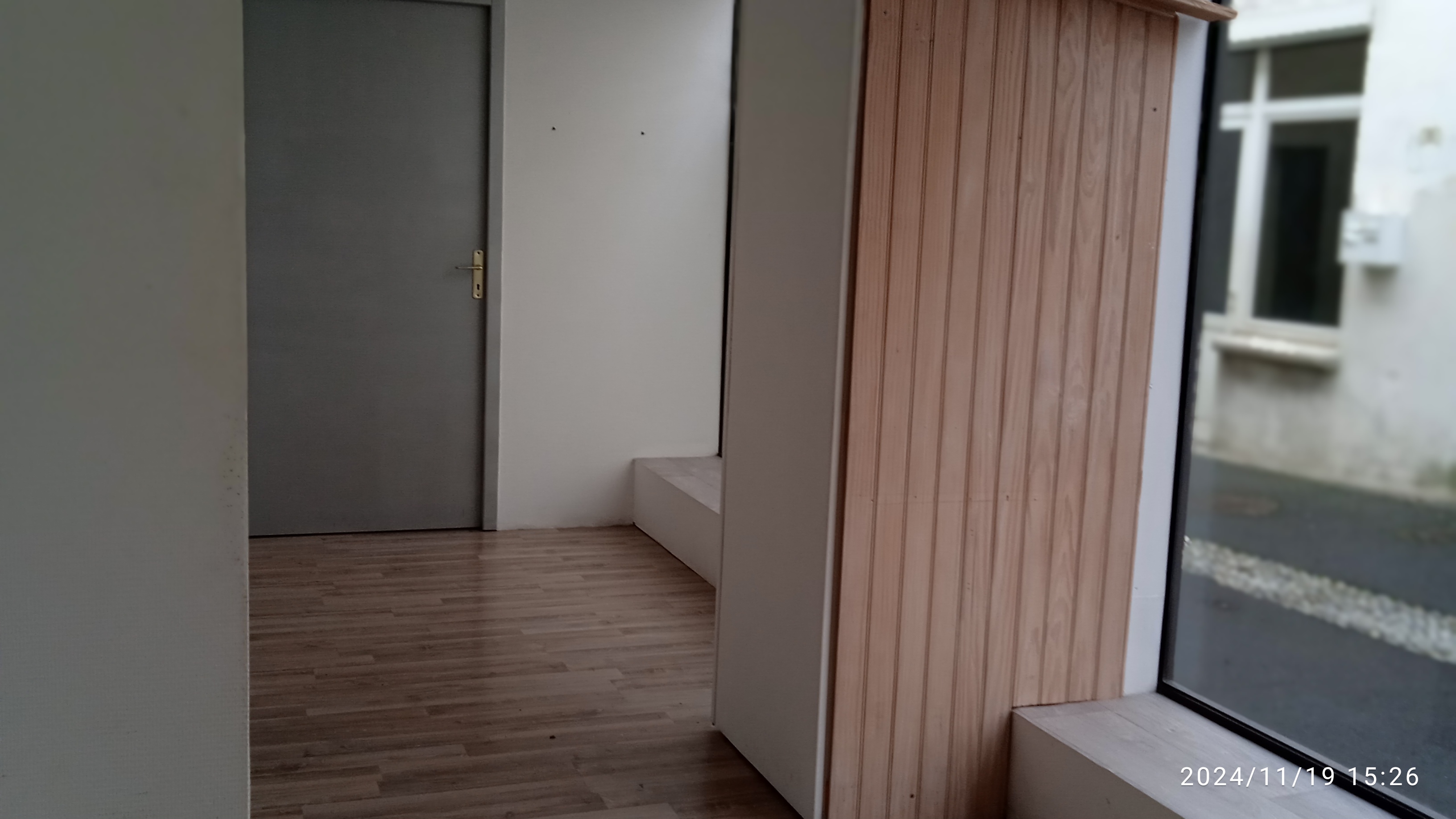 Petite ville 2000 habitants avec tous commerces, je propose un local de 60m2 comprenant une grande pièce avec son petit coin kitchenette, une entrée qui peut servir de salle d'attente, toilette prévu pour handicapé.
Ce local était occupé par une couturière qui a due cesser son activité, elle travaillait beaucoup et c'est un manque pour les clients.
Le loyer est de 350 € par mois.