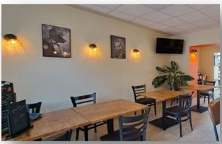 La commune de Saint-Martin-d'Oydes dans l'Ariège cherche un repreneur pour son café multiservices.
Bar, restauration, épicerie, dépôt de pain, animations.
Local en très bon état, appartenant à la commune, entièrement équipé ; cuisine et mobilier.
Capacité 20-25 couverts + Terrasse été.
Location bail commercial.
Licence IV.
