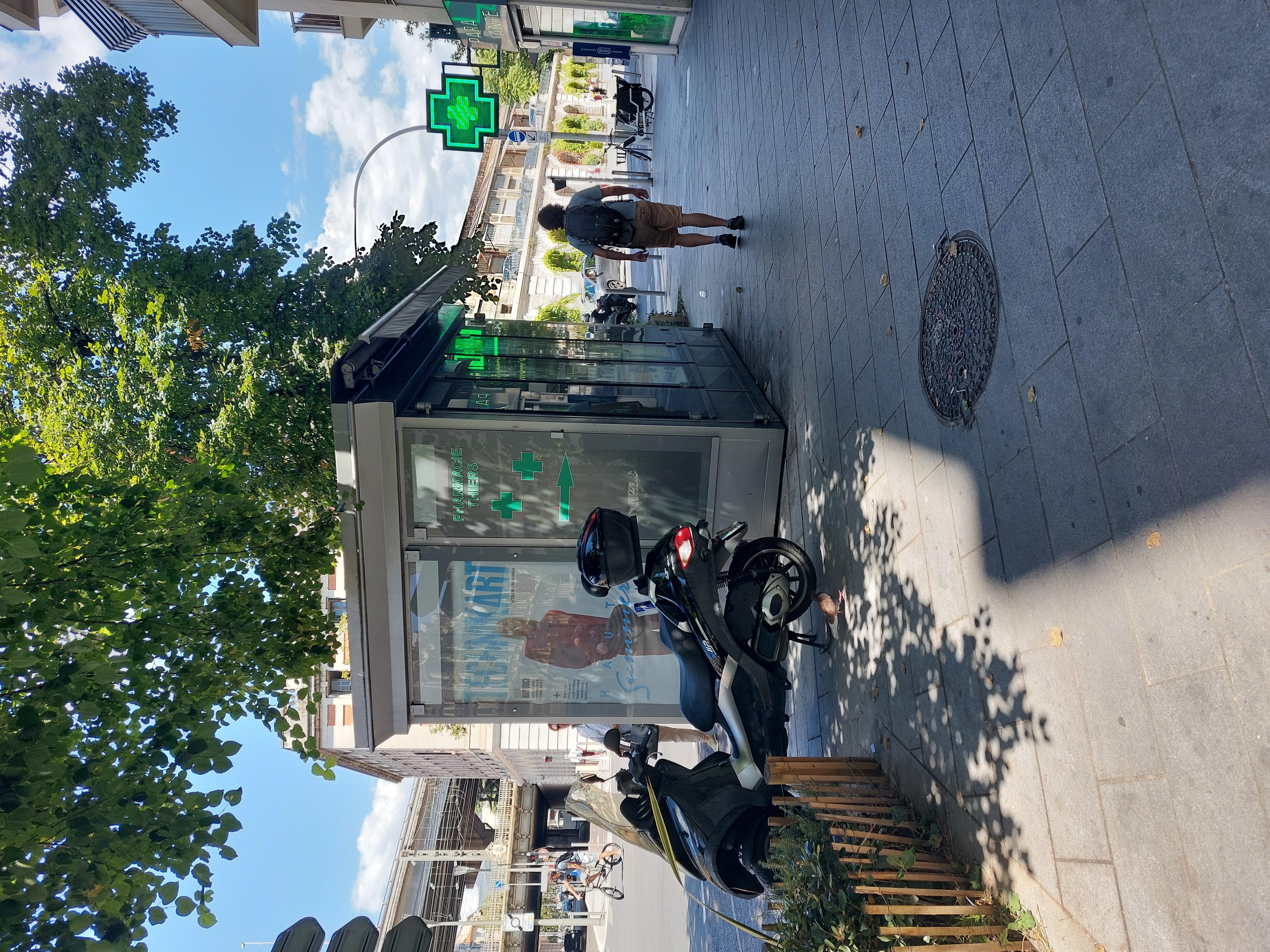 Devenez kiosquier(e), en tant que gérant(e) indépendant(e) enregistré(e) au Registre du Commerce (non salarié, SAS, SASU, SARL, EURL, EI, micro-entreprise…)
Le kiosque est situé Boulevard Gambetta (angle Thiers) à NICE, face à l'entrée de la pharmacie.
A proximité des commerces : pharmacie, boulangerie, banque, le kiosque est au coeur du croisement des commerces, menant à la gare centrale. 
Idéal pour un complément de revenu, les retraités sont les bienvenus.

Vous disposerez de ce kiosque sans droit d’entrée, sans investissement et sans un pas de porte ou fonds de commerce, avec de faibles charges :

Loyer 150€ mensuel, dépôt de garantie 540€
Electricité
Assurance
Routeur ou box 4G
Caisse informatisée spécifique à la presse(Strator, Bimedia, JDC…) : entre 80 et 120€/mois
Un fond de roulement/trésorerie de 5000€ est conseillé pour votre fonctionnement
Contrat de 2 ans renouvelable jusqu'en 2032

Un agrément de diffuseur de presse en effectuant une formation obligatoire vous sera délivré. Le dépôt de presse de MONACO vous indiquera les conditions et le métier, et il vous livrera quotidiennement les journaux.

Un autre dossier sera à présenter pour les jeux (PMU/ “la Française des Jeux "FDJ”). Prévoyez 2 mois minimum avant une ouverture (avec les jeux).

Les activités exercées sont principalement, la presse :

Presse nationale(23%) et régionale(14%)
Les jeux de la Française des jeux (FDJ): jeux de grattage, tirage, 
Les souvenirs, les cartes postales, librairie, petits colis, bimbeloterie,
Les boissons à emporter, les glaces emballées, les confiseries, 

Vos revenus proviendront des commissions 

Les horaires sont en général  de 7h/7h30 –13h et 16h –18 ou19h ou journée continue
Samedi matin (l’après-midi et le Dimanche si vous le souhaitez)

Je reste à votre disposition pour nous rencontrer et vous apporter plus de détails.