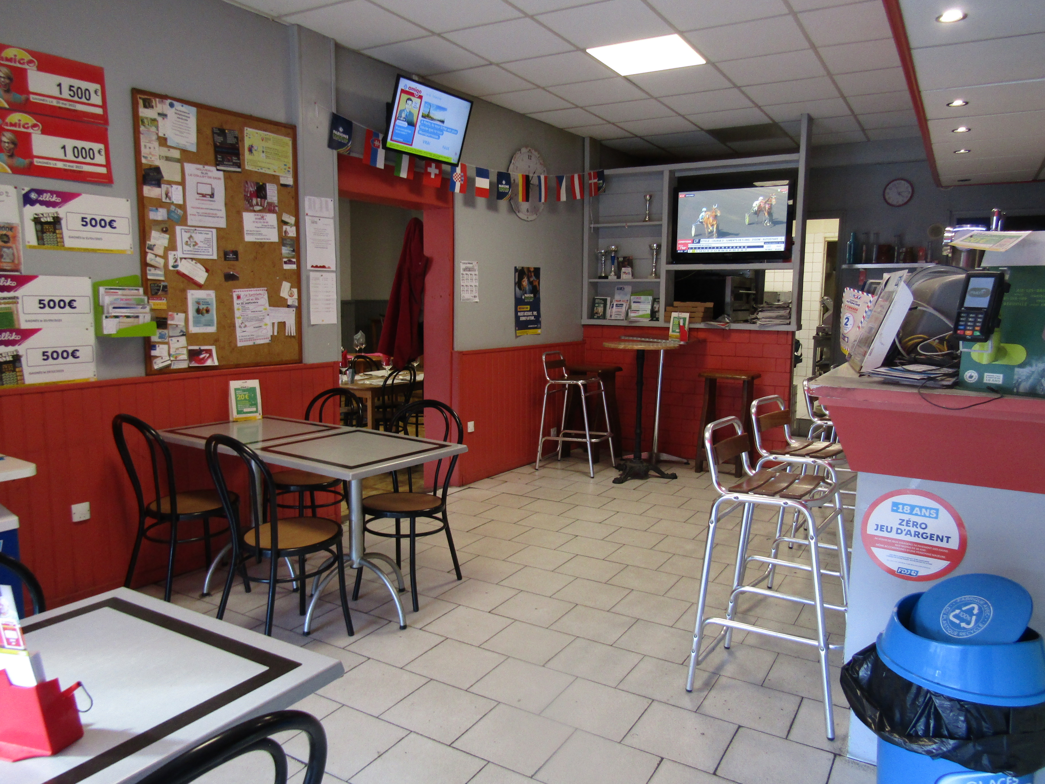 À vendre au sud de la Lozère, à la frontière avec le Gard, un restaurant – bar - FDJ – PMU. 
L’établissement est divisé en deux espaces : dans le premier, nous y trouvons les jeux et le bar, avec 10 places assises. Le second espace est la salle de restaurant, elle permet d’accueillir une cinquantaine de couverts, voire plus selon la configuration. À l’extérieur, la terrasse permet de recevoir une vingtaine de personnes. 
La clientèle est locale à l’année et touristique de mai à septembre. 
L’établissement se trouve en bordure de la RN106 reliant Mende à Nîmes. Les vacanciers, les routiers et les locaux sont nombreux à emprunter cette nationale. Le restaurant bénéficie donc d’une belle visibilité. 
Implanté à proximité d’autres commerces, il bénéficie également de places de parking communales gratuites.
L’offre proposée est une cuisine traditionnelle. Les pizzas et les hamburgers peuvent être consommés sur place ou à emporter.
L’établissement est ouvert à l’année, il dispose de la Française Des Jeux, du Pari Mutuel Urbain et de la licence IV.
Une équipe de 3 salariés est déjà en place. Le cédant est disponible pour accompagner le repreneur durant les premiers mois. 
Les murs appartiennent à la mairie, location via un bail commercial : 786 € /mois. Vente du fonds de commerce : 180 000 €
Référence de l'annonce : L0480