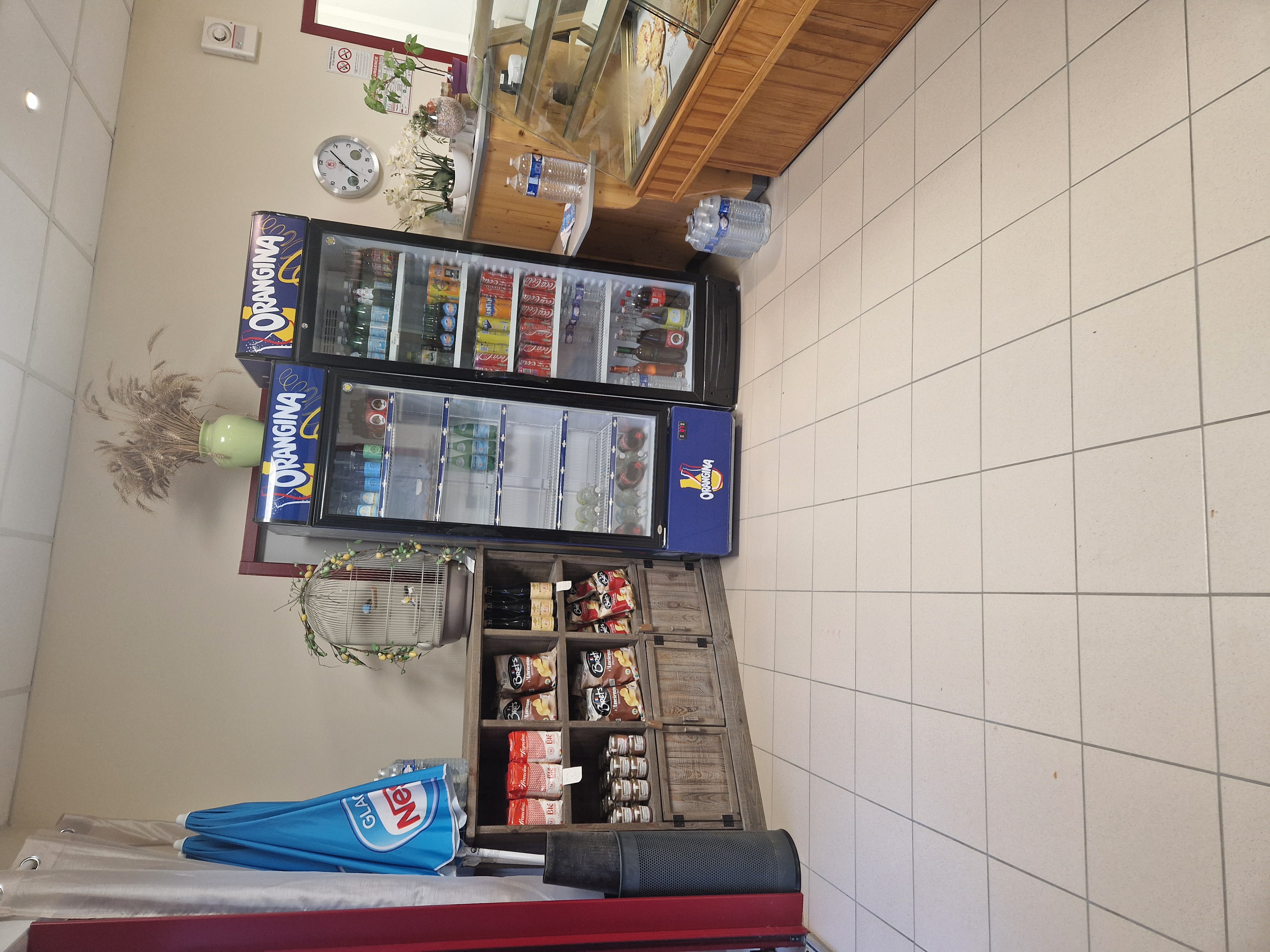 Situé au cœur du village de Saint-Estèphe, à proximité de Nontron, cette boulangerie artisanale bénéficie d'un emplacement stratégique, à proximité immédiate du Grand Etang, site touristique majeur de la région. Elle profite ainsi d'une forte activité saisonnière, particulièrement en période estivale grâce à l'afflux de visiteurs et vacanciers.

L'affaire est exploitée depuis 4 ans par un couple de gérants qui a su dynamiser le point de vente, tant en boutique qu'à travers une activité de vente sur les marchés locaux, contribuant à élargir la clientèle et à la développer le chiffre d'affaires.

Le matériel professionnel est récent, bien entretenu et renouvelé régulièrement, ce qui ne nécessite aucun investissement important à court terme pour la partie production. Les locaux, appartenant à la mairie, sont loués pour un montant très modéré de 1200 € par an. Cette location inclut certains équipements, notamment la vitrine de présentation du magasin.