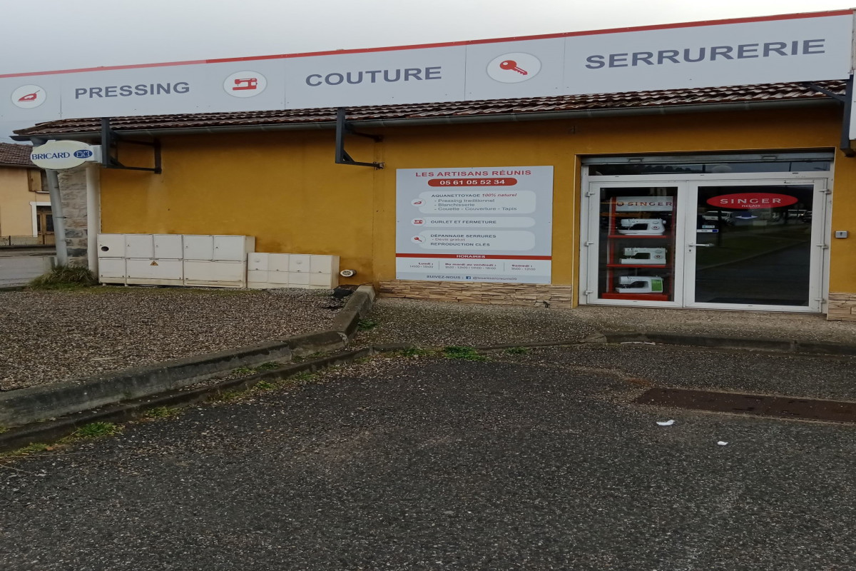 Fonds de commerce historique de la commune de Laroque d?Olmes existant depuis 1975. Très bien situé et visible sur un axe passant au c?ur du Centre Commercial ZC Castillanes qui dispose de nombreuses places de parking. 
Local de 100m² rénové en 2020 et aménagé pour chaque activité pour un loyer de 500 euros net / mois (bail 3/6/9). 
Equipé de matériels récents ou révisés et conformes aux dernières normes : 
-	Séchoir (2021), 
-	Calandre (2019),
-	3 machines à laver : machine Primus 16 Kg aqua-nettoyage mixte, machine LG 16 kg et machine Brandt 18 kg,
-	Table à repasser avec station de détachage,
-	Machine à coudre Husqvarna,
-	Surjeteuse Pfaff, 
-	Machine industrielle Singer,
-	Machine Silka et Machine Kis Duo clés plates/clés gorges,
-	Machine à clés de sécurité Silka (2019),
-	Grand stock d?ébauches de clés. 

La clientèle est fidèle et régulière (75% de particuliers et 25% de professionnels) avec une augmentation de la fréquentation en période estivale et un gros potentiel de développement sur la partie blanchisserie (hôtels, gîtes, airbnb?). 
Bilans disponibles. Pas de personnel à reprendre. Formation et suivi assurés par l'actuel commerçant.