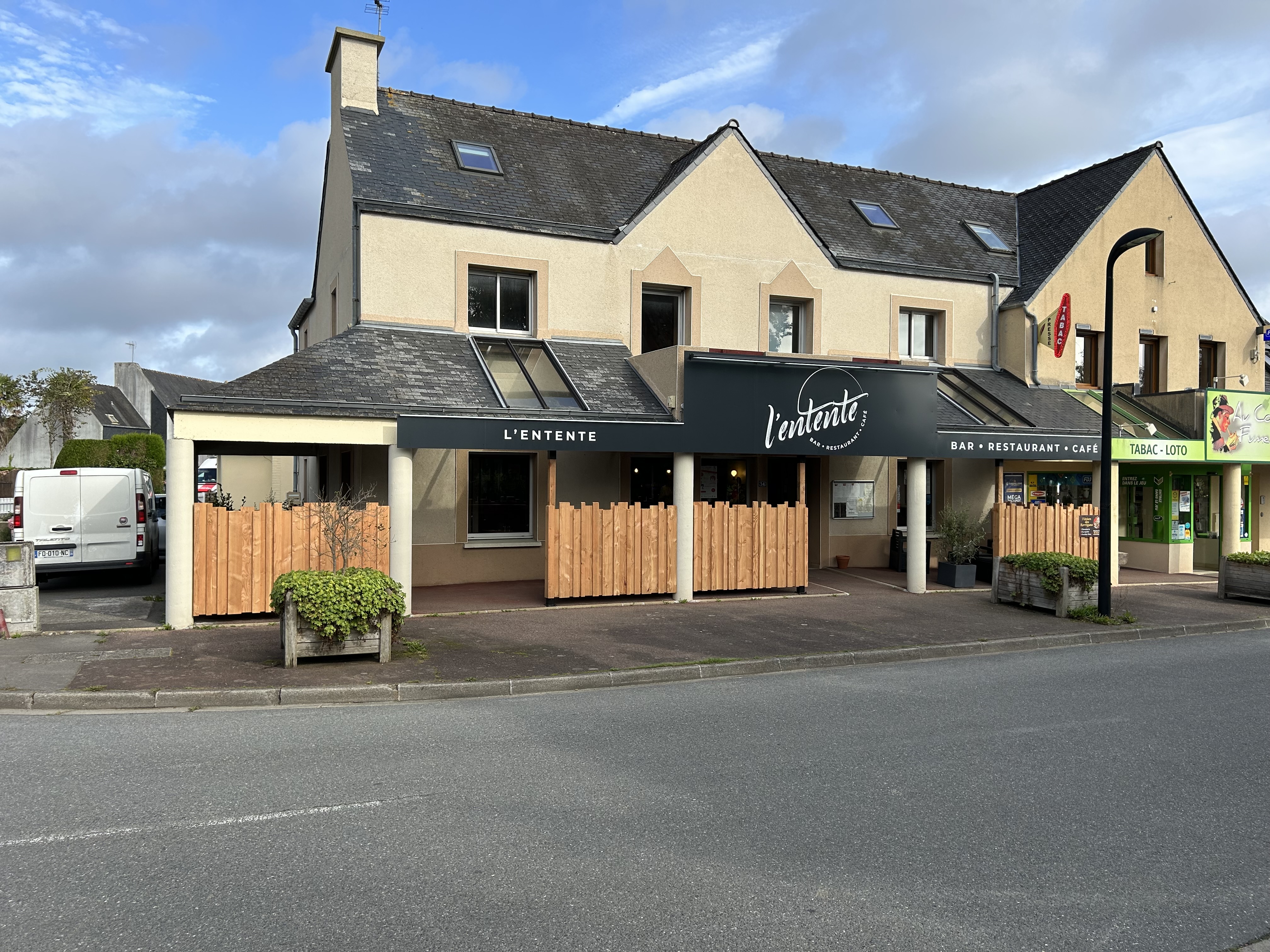 Bar restaurant situé sur l’axe passant Finistère Nord / Finistère Sud, 15000 véhicules jours environs et mitoyen avec un tabac.
Vente murs et fond, indissociable.
Etablissement entièrement rénové en janvier 2022, pouvant accueillir entre 40 et 50 couverts au RDC, 30 couverts à l’étage et 30 couverts en terrasse.
Etablissement géré en couple.
Aucun contrat brasseur, un contrat pour la caisse et un contrat pour le sanitaire à reprendre.
Cuisine bien équipée, friteuse 2 bains, piano 4 feux, four à pizzas, four à chaleur tournante et vapeur, lave vaisselle à capot, tables en inox, 2 armoire positive et 1 armoire négative, meuble à pizzas 3 portes réfrigéré.
Le plus, à l’étage, un appartement entièrement rénové, séjour salon, cuisine équipée, 5 chambres, 2 salle de bain, 2 wc, chauffage avec poêle à granulés, balcon plein sud.
Superficie de l’établissement fond de commerce et appartement 300m2.
Construction de 42 logements face à l’établissement.