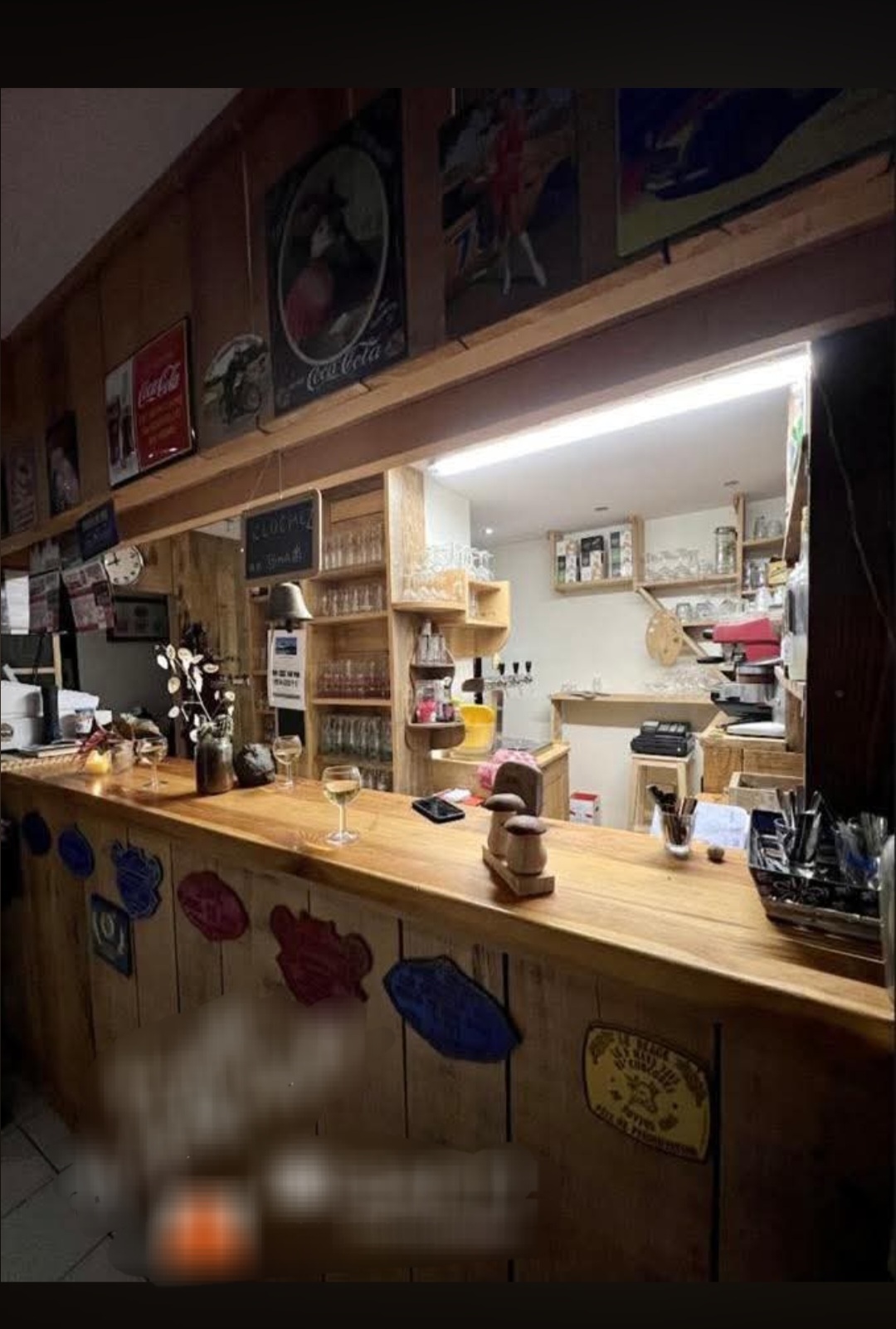 À vendre, fonds de commerce restaurant/bar situé à Chaudeyrolles, au pied du Mézenc, dans un secteur touristique (station de ski, gîtes, nature).
Restaurant comprenant :
40 places en salle
30 places en terrasse
Bar en bois
Grande cuisine équipée
2 réserves
Sanitaires
Matériel en bon état
➡️ Licence IV attachée aux murs (non incluse dans la vente)
💼 Vente pour cause de retraite
💶 Prix : 25 000 € TTC
📞 Pour plus d’informations, me contacter