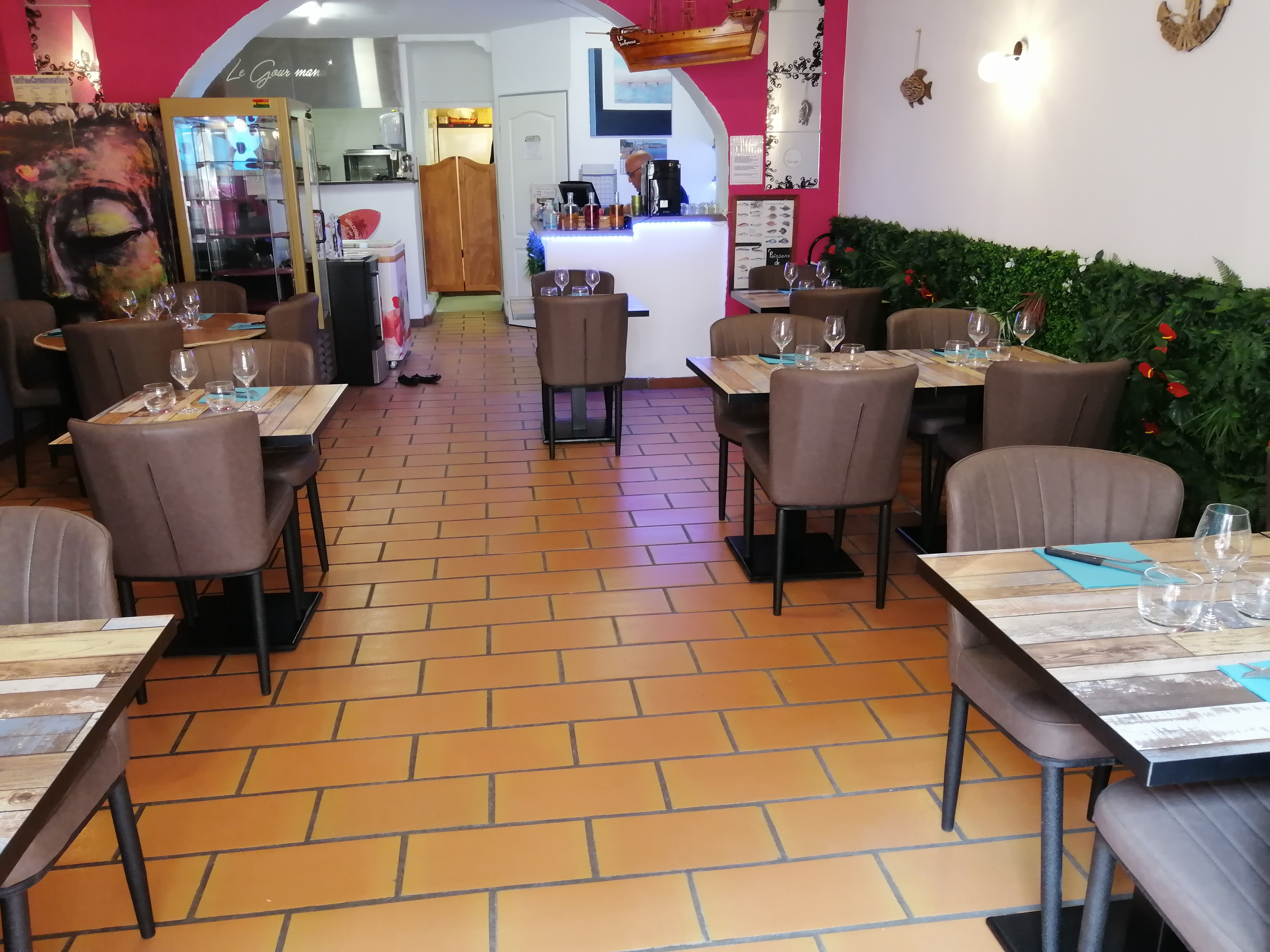 Notre petit restaurant, que nous avons ouvert en 2013, peut accueillir 24 à 30 clients à l'intérieur.
Possibilité de mettre une douzaine de couverts en terrasse, après en avoir fait la demande en mairie et que l'on peut renouveler chaque année.
Notre ville est très touristique et draine une clientèle nombreuse toute l'année.
Le matériel de cuisine a été renouvelé par nos soins , il est en très bon état.
Le loyer est de 1054€ mensuel.
Nous avons atteint l'âge de prendre notre retraite et espèrons trouver un repreneur le 
plus rapidement possible.
Nous sommes à votre disposition pour tout renseignement complémentaire..et, pourquoi pas venir nous rendre une petite visite?