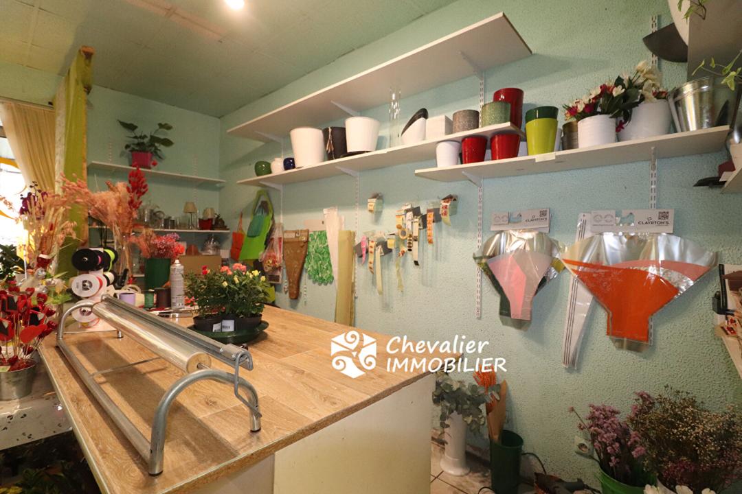 Fonds de commerce de vente de fleurs, plantes, cadeaux et articles funéraires, composition en fleurs naturelles, artificielles et séchées" (départ en retraite)
ou AUTRE ACTIVITE (possibilité de vendre uniquement le pas de porte)
Le commerce est très bien placé au cœur d'une commune dynamique avec de nombreuses places de parking à proximité immédiate.
Très bonne évolution du chiffre d'affaires !
Local d'environ 50 m2 avec cession du bail commercial ( 430 e/mois)
SAINT-NOLFF est une commune verdoyante proche de VANNES, elle dispose de tous les commerces de proximité, une pharmacie, des médecins 3 écoles primaires, (..), elle accueille de nombreuses associations culturelles et sportives.