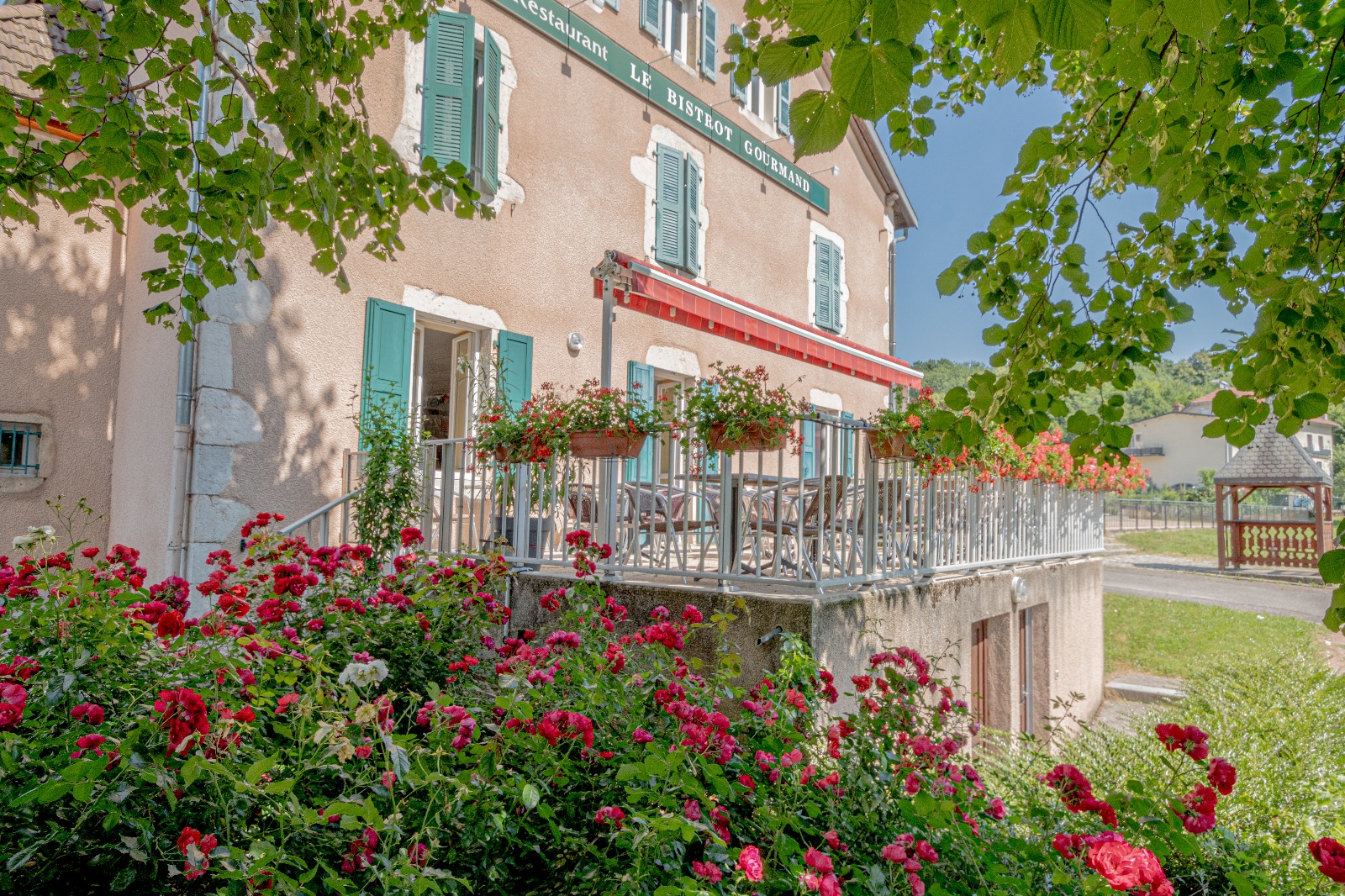 Description

Cause retraite, vente d'un fonds de commerce dans un charmant village situé à 30minutes d'Annecy et de Genève.
Deux salles de restaurant 25 et 35 places d'une belle terrasse et d'un parking.
Location à la Mairie avec logement sur place facultatif.

Capacité d'accueil : 60 couverts intérieur / 30 couverts en terrasse
Surface logement : environ 85m2 

Les points forts :
Licence IV permettant une activité bar / Très beau cadre de travail / Clientèle locale toute l'année et touristique en saison / Outil de travail fonctionnel 

Une affaire idéale à tenir à 2 (couple ou associés) 
Plus de photos sur demande !