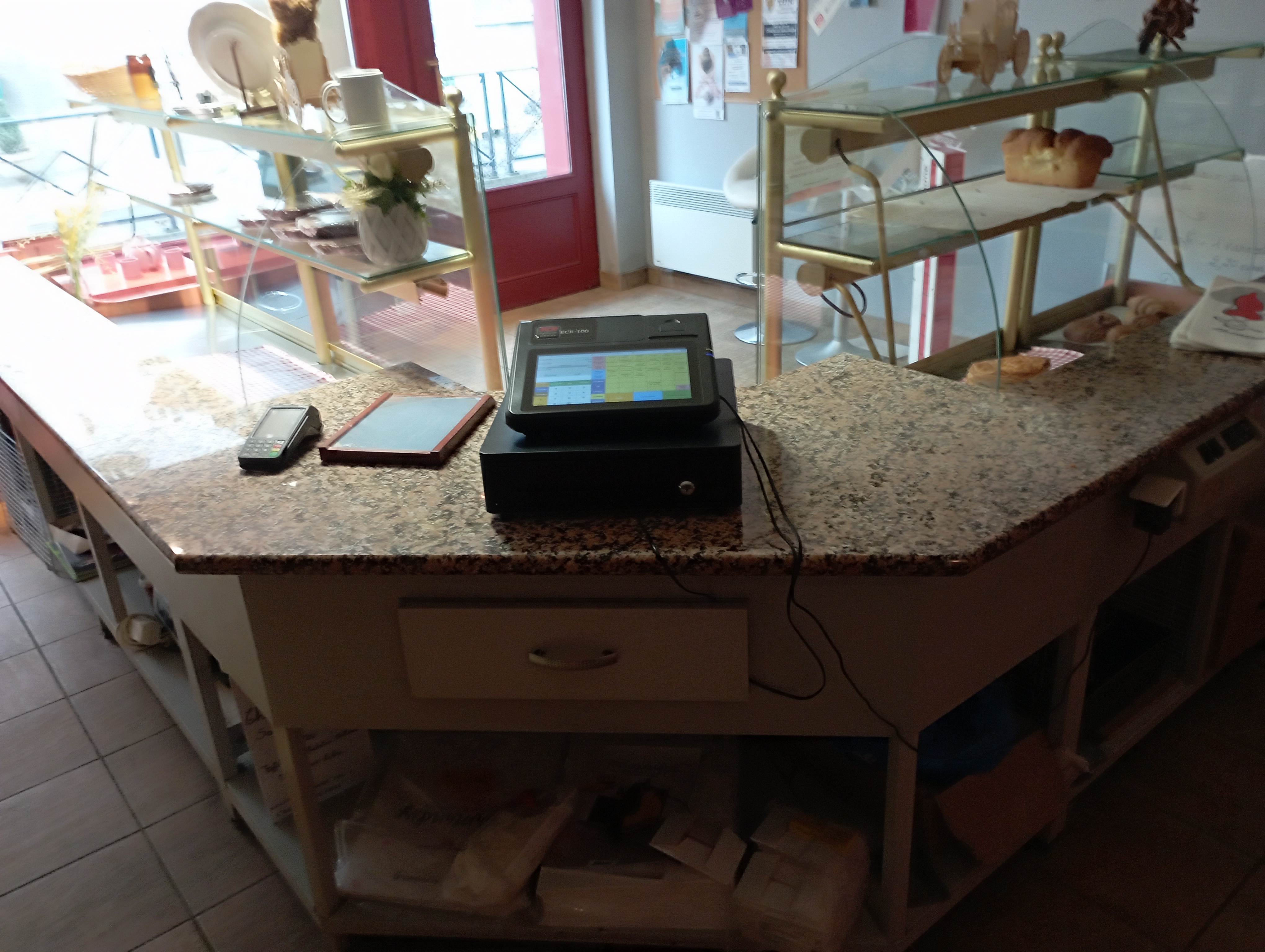 BOULANGERIE-PÂTISSERIE ARTISANALE à reprendre :
Idéal première installation pour un couple – Aucun fonds de commerce à racheter.

La Mairie de Châtelus-Malvaleix, village situé au nord de la Creuse, à 25 minutes de Guéret, propose la reprise de sa boulangerie-pâtisserie artisanale communale dès à présent.

La zone de chalandise inclut la commune de Châtelus-Malvaleix ainsi que les communes environnantes, avec une clientèle locale fidèle et un flux saisonnier touristique (gîtes, camping, plan d’eau avec baignade…). La présence d’un collège et d’un EHPAD au sein de la commune offre la possibilité d’établir des contrats de fourniture réguliers.

Les commerces et services voisins : Supérette,  bar-restaurant multiservices, auberge, fleuriste, coiffeur, bureau de Poste et banque, quincaillerie, station- service, pharmacie, pôle santé et maison de retraite, collège, école maternelle et primaire  assurent un bassin client régulier. 
________________________________________
 Conditions de reprise :

•	Aucun fonds de commerce à racheter
•	Locaux et matériel appartenant à la mairie
•	Location des murs : 600,00 € TTC
•	Capital minimum de départ : environ 10 000 € (fonds de roulement, stocks de départ…)
•	Rachat du matériel possible après 3 ans (convention Mairie)

Cette configuration est idéale pour un couple souhaitant s’installer dans une première affaire avec un investissement limité. L’activité actuelle est tenue seul par le gérant, mais la gestion optimale de la production/vente nécessite idéalement deux personnes afin de pouvoir développer l’affaire.
________________________________________
Atelier et matériel professionnel :

	Matériel BONGARD révisé, récent et en bon état :

•	Four à sole électrique 4 bouches
•	Diviseuse et façonneuse
•	Laminoir et tour pâtissier
•	Chambre de pousse, chambre froide 
•	Pétrins, diviseuse, façonneuse
•	Batteur, laminoir
•	Échelles, rayonnages inox
•	Fours et étuves (Pavailler)
•	Surgélateurs
•	Lave-vaisselle
•	(…)

	Magasin équipé :

•	Etagères, présentoirs pains, trancheuse, caisse enregistreuse
•	Vitrines réfrigérées et rangements
•	(…)
Locaux bien agencés avec belle surface de vente, laboratoire, fournil, vestiaire avec douches et wc, stockage, cour extérieure (idéale pour livraisons par parking arrière).
Tout est prêt pour démarrer la production dès le premier jour, sans investissement complémentaire.
________________________________________

 Activité actuelle :
•	Chiffre d’affaires (à préciser) : 130 000 à 140 000 € HT/an
•	Environ 300 qtx/an 
•	Exploitation tenue seul par le gérant, à développer en boutique (C.A. 65% marchés)
•	Fermetures actuelles : dimanche après-midi et lundi
•	Congés : 4 à 5 semaines/an

Fort potentiel de développement :

•	Développement possible sur pâtisserie, snacking, force de vente boutique…
•	Augmentation du volume de production magasin
•	Exploitation optimale de la clientèle locale et touristique

Affaire idéale pour un couple motivé, sérieux et professionnel, souhaitant gérer une boulangerie artisanale complète, prête à produire dès la reprise.
________________________________________
Premier contact : 
Mairie de Châtelus-Malvaleix 
Tél. : 05.55.80.70.31 
Mail : administration@chatelus-malvaleix.fr)