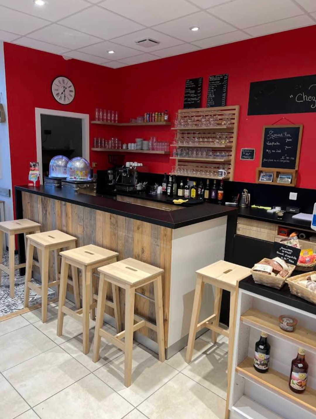Vente d'un commerce multi-services, épicerie, bar (licence IV), Fdj, Dauphiné, gaz, Poste, dépôt pain, restauration (cuisine pro dispo)...dans village savoyard de 600 habitants + villages alentours (proche lac d'Aiguebelette 6kms). 
Belle et grande terrasse, un local pour commerce éphémère est disponible.
Logement 159 m2 attenant au commerce de 100m2.
Bail 9 ans en cours.
Fdc 28000 €
Vente pour cause de changement.