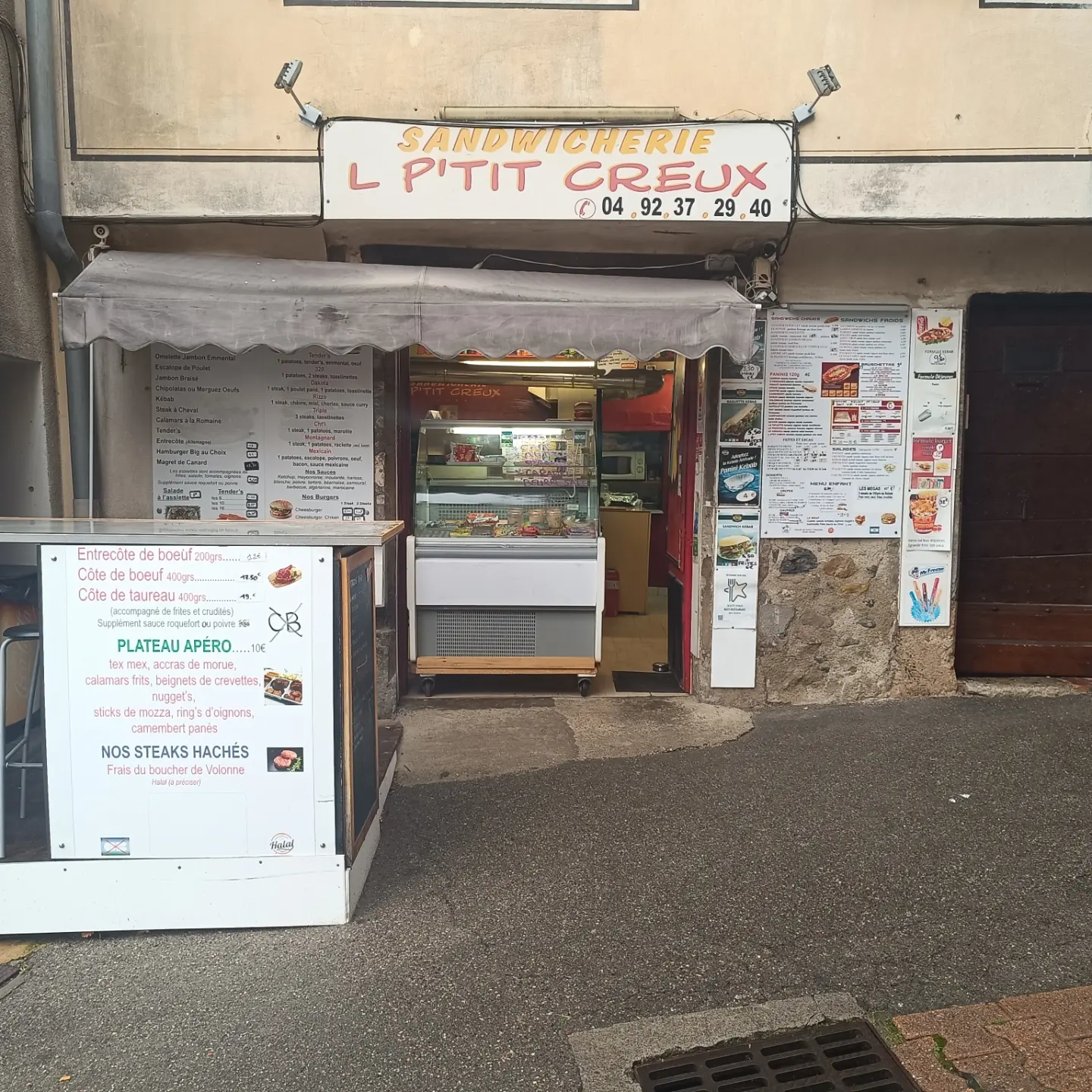 Snack dans village touristique et a côté d un camping 4 étoiles de + de 1800 personnes situation de premier ordre et stratégique au centre du village entouré de 2 bars très bonne entente excellente opportunité très lucrative convient a un couple très sérieux petit loyer
Vendu avec tout le matériel 
une terrasse de 25 places une salle également de 25 place  vous est proposé avec petit loyer 

Pour plus de renseignements contactez par mail