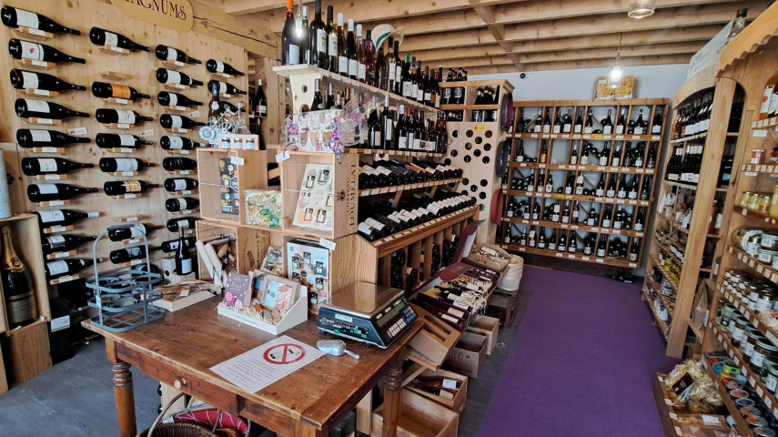 Cause retraite vendons cave : 

A Avermes, touchant Moulins (ville d'art et d'histoire et préfecture de l'Allier).
Fonds de commerce spécialisé en  vins fins, spiritueux et épicerie fine, produits du terroir, cadeaux entreprises...

Affaire créée et gérée depuis 1994 par un couple de sommeliers professionnels. Belle notoriété. Clientèle fidèle ( particuliers  principalement, restaurants, collectivités, associations). 
Page facebook avec 660 followers.

Après 24 ans dans le centre ville nous avons décidé de nous installer à Avermes, dans des locaux entièrement rénovés, climatisés, et adaptés à l'activité : 115 m² de surface de vente, 80 m² de stockage, bureau.
Stationnement confortable pour les clients (parking dédié).
Quai de chargement à l'arrière pour les marchandises.

Il reste des opportunités de développement avec notamment : réseaux sociaux, snacking, démarchage, etc.

Nous nous ferons une joie de vous accompagner afin que cette belle aventure se poursuive...