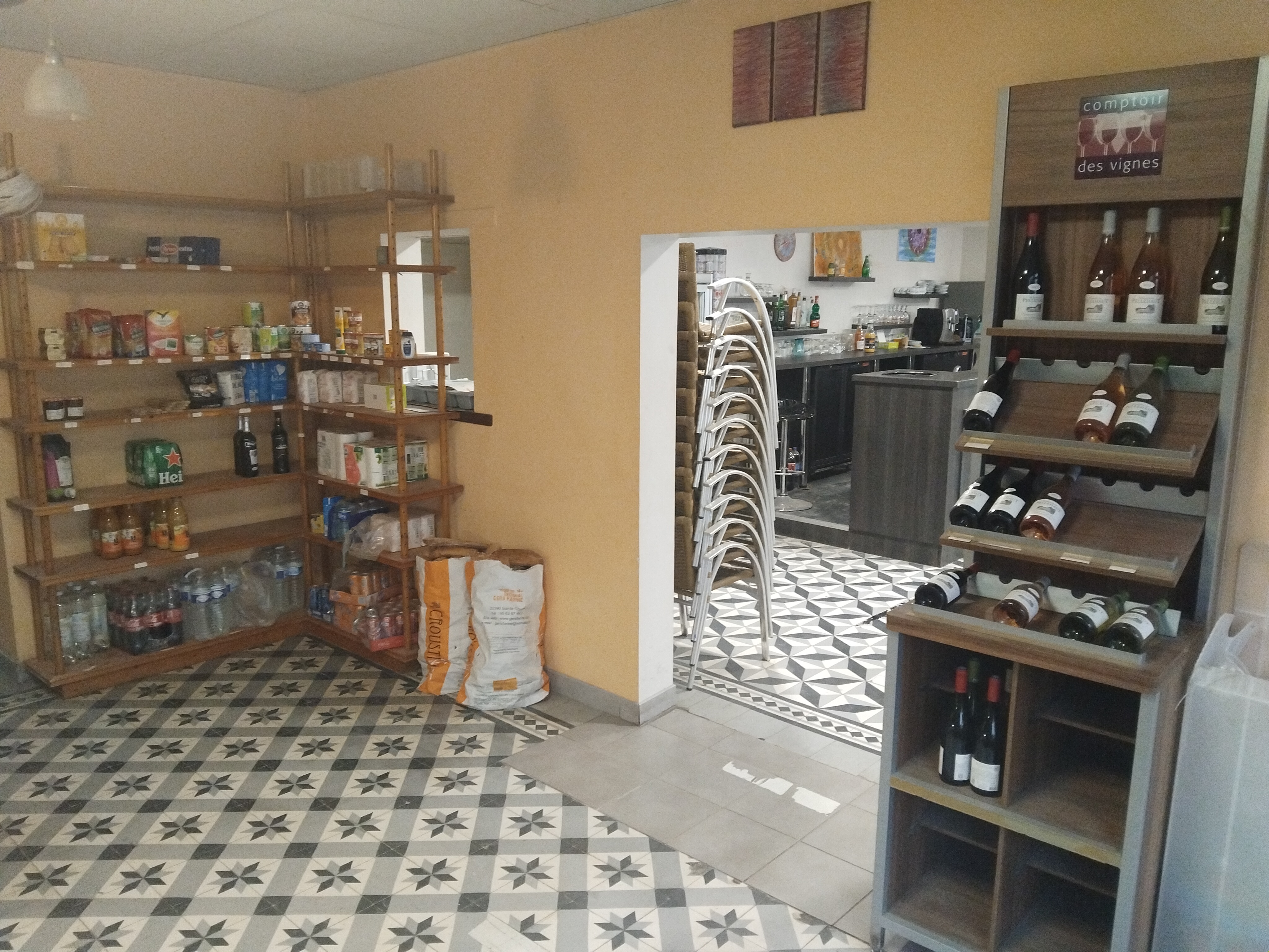 Vend fond de commerce , bar , boulangerie,  pâtisserie,  dans un petit village situé en bordure du Tarn avec parking , terrain de pétanque,  surface commerce 170 m2 , + 170 m2 appartement au dessus , baye  commerciale avec la mairie,  loyer 700 et pour le tout.