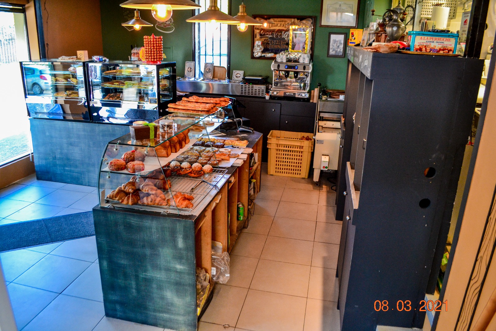 À vendre 135 000 euros le fonds de commerce d’une boulangerie artisanale.
Emplacement de choix sur un axe circulant, avec 4 places de parking privées et une grande terrasse aménagée et couverte de 50 m².
Surface totale : 80 m² (40 m² de laboratoire équipé + 40 m² de magasin).
Horaires : Lundi au samedi : 6h30 à 9h30 et le Dimanche : 7h de 14h
Chiffre d’affaires : 250 000 euros
Loyer : 1 500 euros/mois (charges comprises)
Prix de vente : 135 000 euros
Une boulangerie artisanale réputée, bien implantée et en activité continue depuis 2019, offrant une clientèle fidèle et régulière.
Idéale pour un artisan souhaitant s’installer ou un couple motivé à développer encore l’activité.
