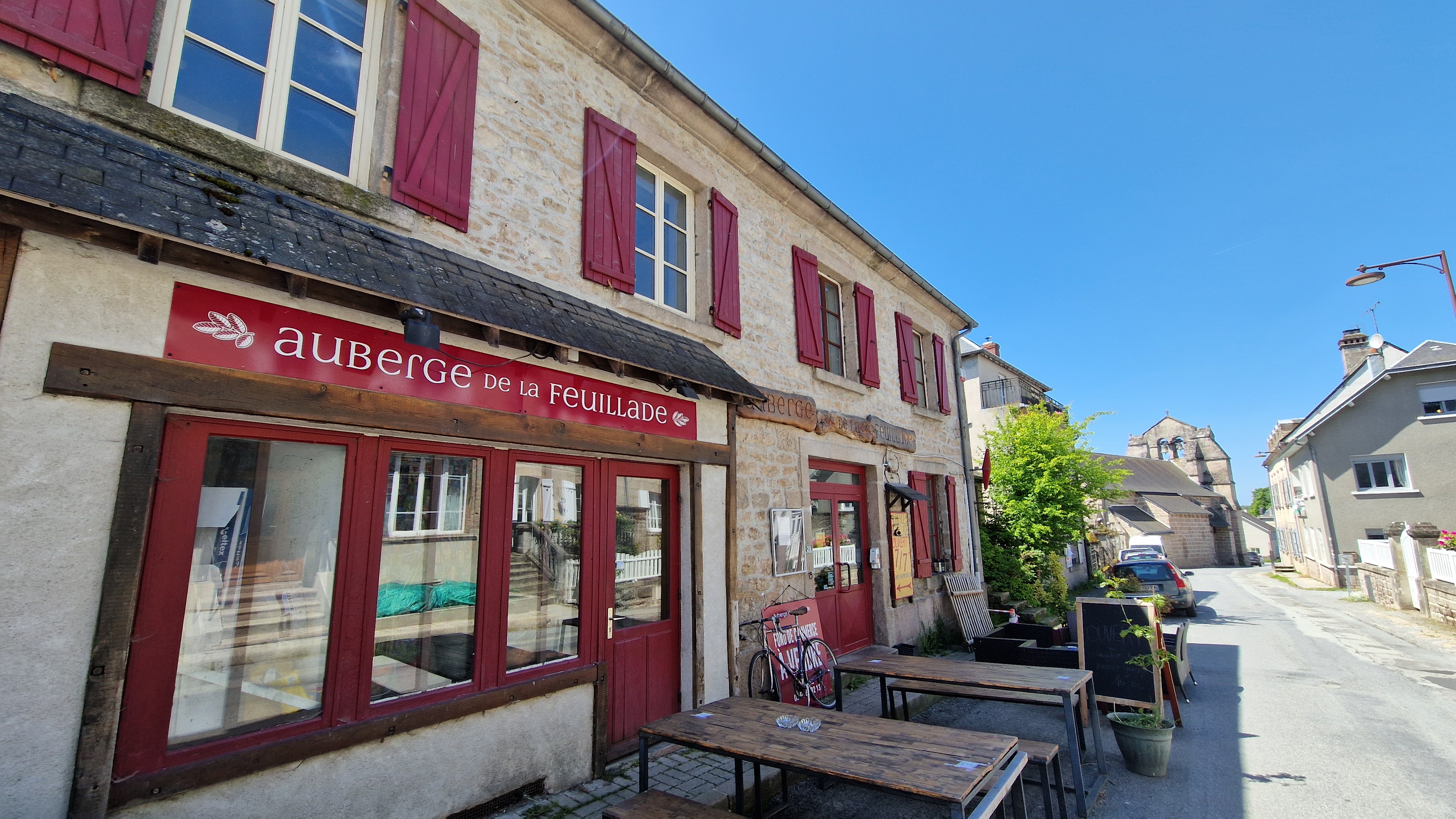 Localisation :

A 1 heure de Limoges, le bien est situé dans le centre bourg, à proximité de toutes les commodités (commerces, médecins, crèche, écoles). La commune dispose d'un marché hebdomadaire et d'une vie culturelle et sociale dense grâce à de nombreuses associations.
Du fait de sa proximité avec le lac de Vassivière, au cœur du  Parc Naturel Régional de Millevaches, l'auberge bénéficie d'un flux touristique important.

Accessibilité en voiture : 

- 15 minutes du lac de Vassivière
- 35 minutes d'Aubusson
- 45 minutes de l'A89 (Bordeaux/Lyon)
- 1h de Limoges et Guéret
- 3h30 de Bordeaux, Lyon et Toulouse

Description du bien : 

Ce commerce de proximité propose une restauration de type ouvrière et bistronomique en période estivale et accueille de façon régulière des repas de groupes. Le potentiel de développement comprend des activités complémentaires (FDJ, traiteur…).
Le CA annuel est d'environ 350 000 €

Caractéristiques du bien : 

- un bar avec comptoir
- un espace de vente de tabac
- une cuisine équipée
- une salle de restaurant de 50 couverts
- une terrasse agréable et ensoleillée à l’arrière du bâtiment permettant de doubler la capacité d’accueil
- un parking à proximité
- Licence IV
- une logement à l'étage
