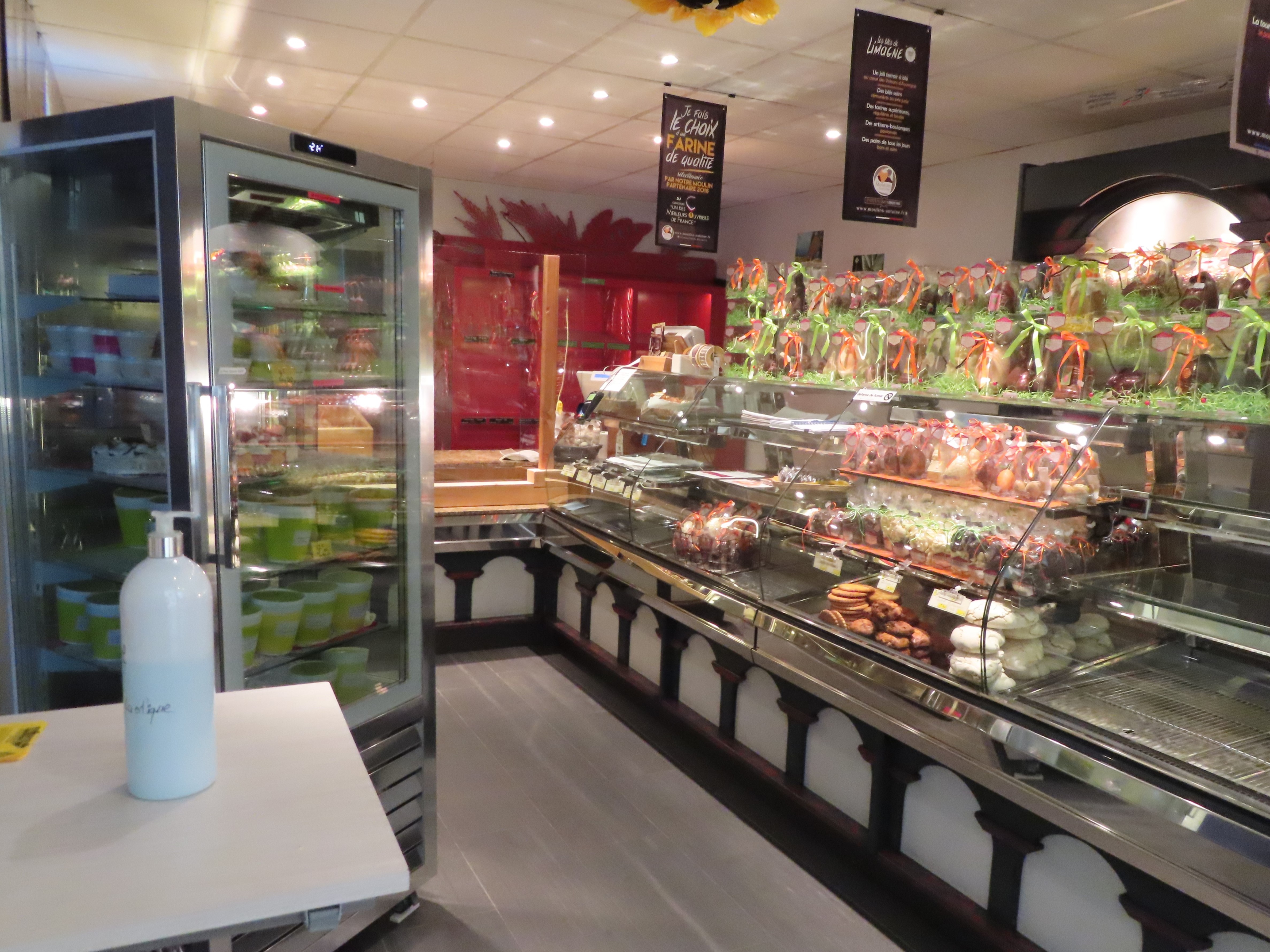 A reprendre pour cause retraite, une boulangerie, pâtisserie, chocolaterie, glacier située au cœur d’un village du Nord de la Lozère, à 10 min de l’autoroute A75 reliant Clermont-Ferrand à Montpellier.
Exploité depuis une trentaine d’années, l’établissement a su se diversifier et fidéliser une clientèle locale et touristique.
Locaux fonctionnels, équipement en parfait état : magasin climatisé de 35 m², fournil de 70 m², laboratoire de pâtisserie de 50 m², laboratoire de chocolaterie de 30 m² et réserves de stockage. Très bon niveau d'équipement. Pas d’investissement à prévoir. Équipe de 6 salariés.
Idéalement placée, proche des commerces de proximité, stationnement disponible.
Grand logement attenant à la boutique (type T6).
Idéal pour un couple.