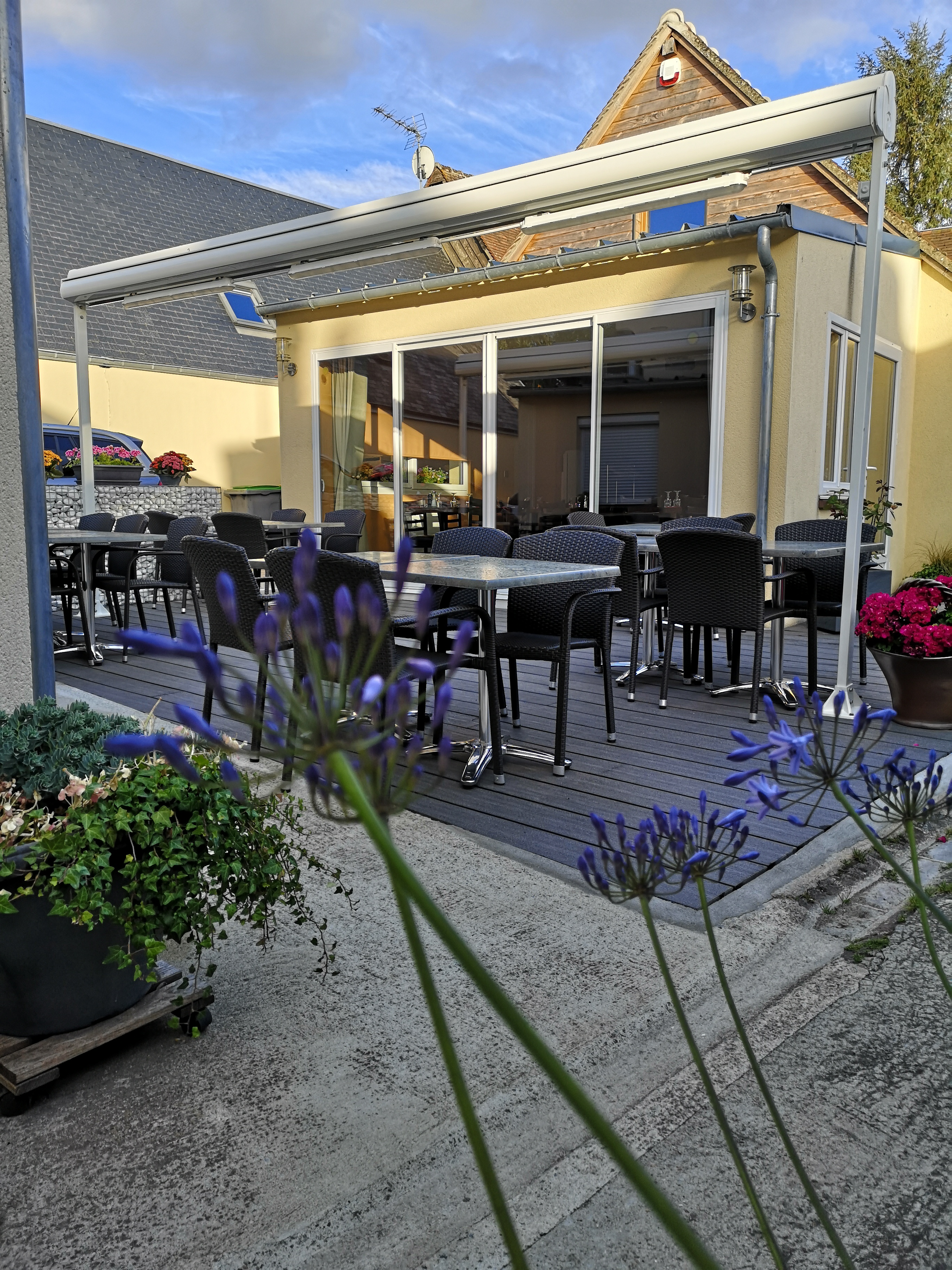 Vous rêvez d'ouvrir votre propre restaurant ou de développer une activité conviviale au sein d'une commune dynamique ? 
Une belle opportunité vous attend chez nous ! Reprenez un restaurant traditionnel idéalement situé en plein centre-ville d'Unverre:   

✨ Les atouts majeurs de l'établissement :
• Emplacement N°1 : Situé sur un axe très fréquenté, offrant une excellente visibilité et un accès très facile.
• Stationnement idéal : Un parking public de 50 places se trouve juste en face pour accueillir vos futurs clients.
• Espaces de restauration : Une première salle avec espace bar  de60m², une seconde salle 52m²ainsi qu'une agréable terrasse extérieure 30m²
• Équipements complets : Cuisine professionnelle entièrement équipée de 21.5m², réserve, sanitaires, matériel en très bon état et prêt pour une exploitation immédiate.
• Affaire saine et fidèle : Même direction depuis 2015, avec une clientèle locale déjà établie.
• Le petit + : Un appartement de fonction de 62m² comprenant 2 chambres parfait pour s'installer sereinement !   

Restauration traditionnelle, projet innovant ou nouveau concept... Tout est réuni pour concrétiser votre projet dans les meilleures conditions !
Devenez les futurs visages de ce lieu de vie ! 🤝✨

💡 Possibilité d'acquérir le fonds de commerce seul (avec bail commercial) ou l'ensemble avec les murs commerciaux.   
Fonds de commerce = 107.00€ + Loyer 1400€HT/mois Bail 3/6/9ans
Murs commerciaux= 260.000€