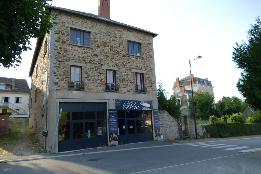 La Communauté de Communes Marche et Combraille en Aquitaine propose à la reprise un local commercial idéalement situé à Auzances. 

Ce local, disponible à partir de janvier 2027, est composé d'un espace modulable et fonctionnel de 214 m² organisé comme suit :

Salle de restauration n°1 : 57 m² (capacité d’environ 30 couverts)
Salle de restauration n°2 : 125 m² (espace modulable pouvant accueillir de la restauration, une zone de détente/loisirs ou des événements/concerts)
Cuisine : 21 m²
Bar : 11 m²
Sanitaires et possibilité de terrasse en été
(Note : La cuisine et la salle sont proposées non équipées, laissant toute liberté d’aménagement au futur repreneur).

Auzances est un pôle de proximité dynamique d’environ 1 200 habitants, doté de tous les services et commerces du quotidien (boulangeries, boucherie, pharmacie, hypermarché, maison de santé, écoles, collège, etc.).

À la croisée du Plateau de Millevaches, de l’ancien bassin minier creusois et du Puy-de-Dôme, le territoire bénéficie d’une clientèle locale fidèle ainsi que d’un flux touristique estival.

Vous êtes restaurateur, commerçant ou porteur d’un projet d’activité de proximité ? Découvrez cette opportunité stratégique pour développer votre activité en Creuse.