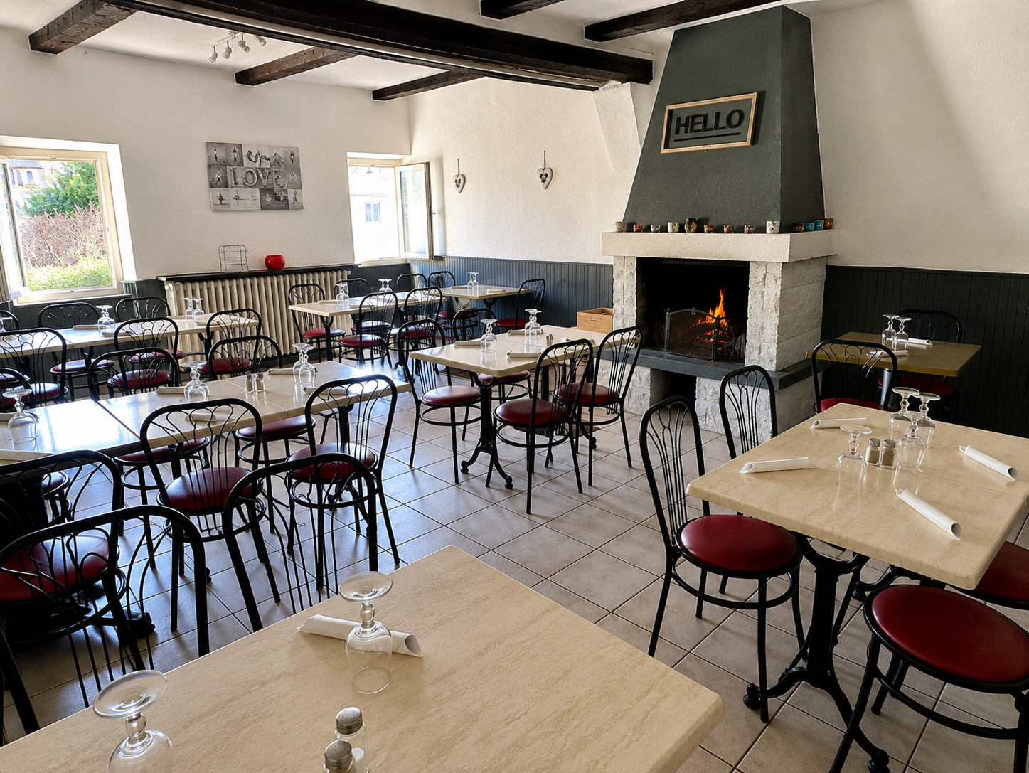 À Vendre – Fonds de Commerce Bar-Restaurant à Ongles

À Ongles, charmant village provençal niché au pied de la montagne de Lure, idéalement situé au carrefour de Saint-Étienne-les-Orgues, Banon et Forcalquier.

Village réputé pour sa quiétude et sa qualité de vie au plus proche de la nature, venez découvrir cette belle affaire, véritable lieu de vie de la commune.

Fonds de commerce historique sur le secteur, vous serez séduits par le potentiel remarquable de ce bien. L'affaire est actuellement exploitée par une gérante et deux salariés.

Principal lieu de vie de la commune, le fonds bénéficie de la Licence IV et d'une capacité d'accueil de 80 couverts en intérieur et plus de 100 places en extérieur.

Profitant de nombreuses parties distinctes, les locaux se répartissent de la manière suivante :

Un espace Bar pour l'accueil des convives à toutes heures de la journée, d'une superficie d'environ 35 m² ;
Une grande salle de restaurant permettant de profiter de bons moments autour d'une belle cheminée à foyer ouvert ;
Une cuisine aménagée et prête à l'emploi, disposant de sa réserve sèche ;
Un espace véranda de plus de 38 m², avec climatisation réversible ;
Une grande terrasse sur le domaine public, avec plus de 100 places extérieures (redevance annuelle de 365 €) ;
Un appartement de trois pièces d'environ 42 m², actuellement utilisé pour le stockage des marchandises et divers matériels. Le logement est à rénover et offre un beau potentiel pour créer un espace d'habitation.

Les locaux sont actuellement loués sous bail commercial, qui sera renouvelé pour la vente.

LES POINTS FORTS
Emplacement privilégié ;
Absence de concurrence sur le secteur ;
Fonds de commerce prêt à l'emploi ;
Licence IV ;
80 couverts en intérieur ;
Plus de 100 places en extérieur ;
Grande terrasse ;
Appartement à rénover avec beau potentiel ;
Affaire bénéficiant d'une clientèle locale et touristique ;
Nombreuses possibilités de développement.

Une belle opportunité pour un couple ou un professionnel souhaitant reprendre une affaire clé en main dans un environnement provençal privilégié.