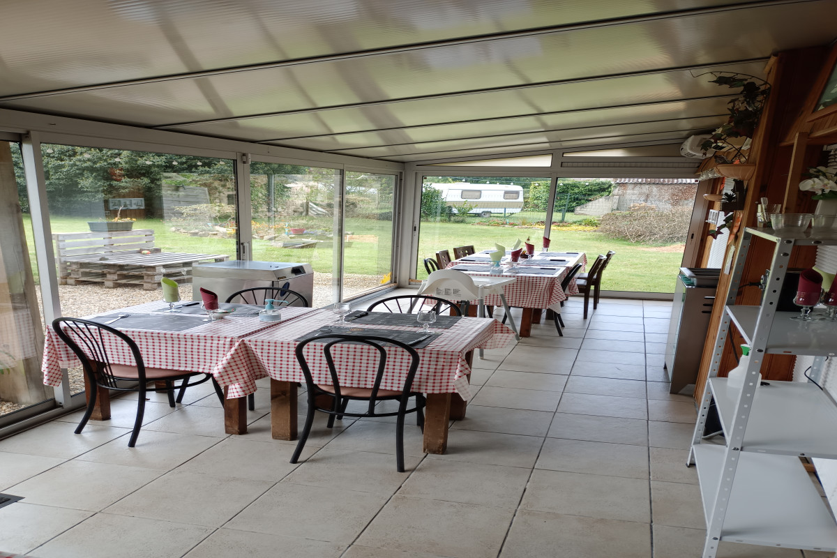 À vendre mur et fond de commerce restaurant pizzeria-grill, beaucoup d'emporter, avec beau chiffre d'affaire ,idéal pour un couple, cadre et qualité de vie agréable actuellement 2,5 jour de repos par semaine et 6 semaines de congés par an . Cuisine aux normes matériels récents et entretenus . 40 places assises dans la salle avec cheminée , 20 places assises dans véranda à l'arrière et un grand jardin de 1000 m2 avec terrasse pouvant accueillir beaucoup de personnes. Restaurant ayant une grande renommée en centre Bretagne avec beaucoup de site touristiques au alentours , un appartement de 100 m2 à l'étage entièrement rénové avec deux chambres . Situé à côté d'un lac avec Base nautique, un camping, écoles, médecin et divers commerces, à 30 minutes de Lorient