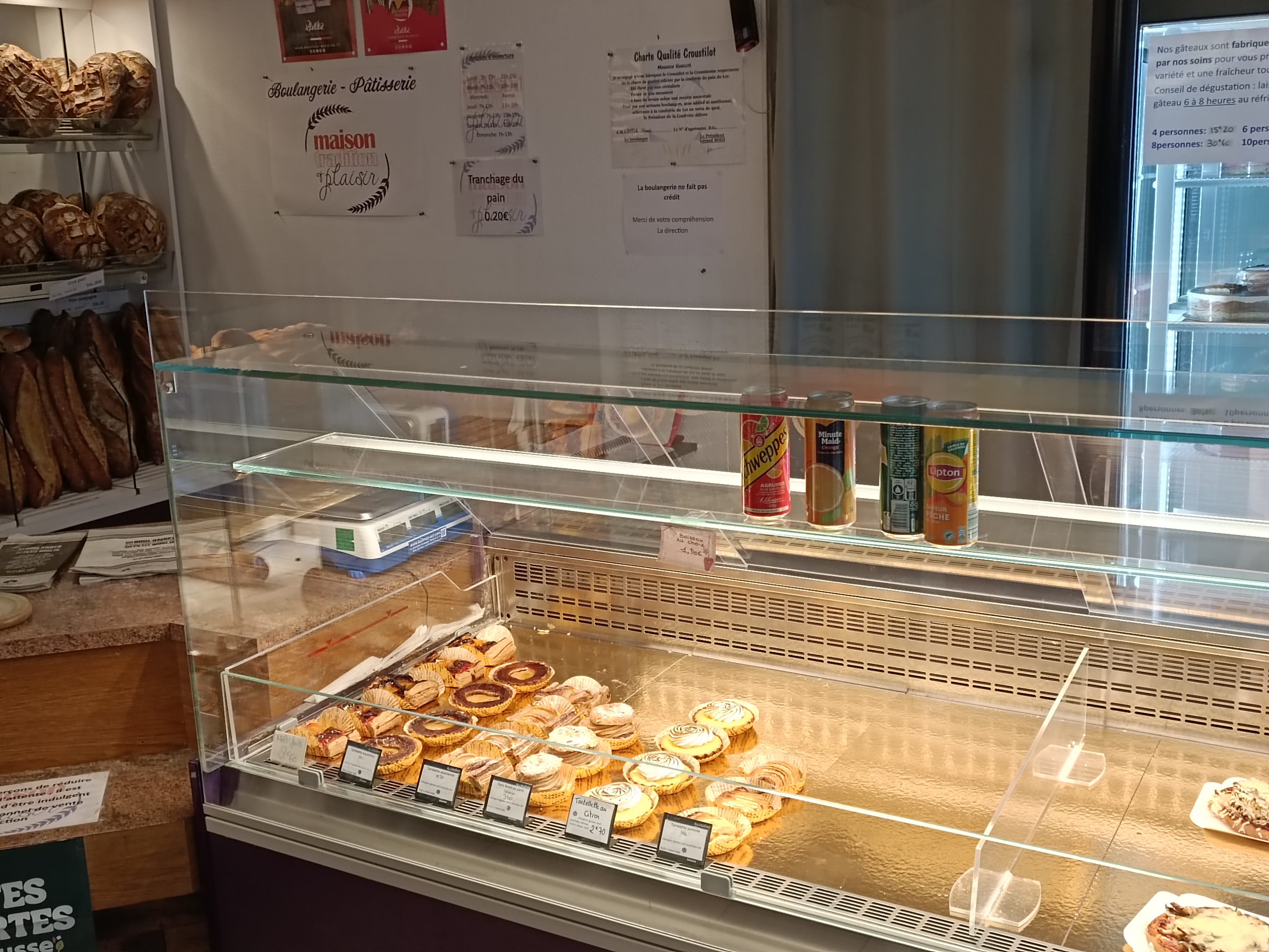 Boulangerie-Pâtisserie à Céder dans le Lot
Vous rêvez de reprendre une activité artisanale bien établie dans un cadre idyllique ? Voici une boulangerie-pâtisserie multi-sites clé en main, idéalement située à Thégra et Gramat, à proximité des hauts lieux touristiques de Rocamadour et Padirac.
🔎 Détails de l’activité :
Deux sites d’exploitation :
📍 Thégra : boutique (30 m²) + atelier de fabrication (100 m²).
📍 Gramat :point de vente (120 m²),//20m2// local technique et appartement (75 m²).
Clientèle fidèle : particuliers et professionnels (collège, maison de retraite, commerces locaux).
Équipe en place :
✔ Thégra : 1 vendeur (ETP)+ le boulanger
✔ Gramat : 3 vendeurs à temps partiel, 1 boulanger (ETP), 1 apprentie, et 2 gérants (boulanger et pâtissière).
💶 Chiffres clés :
CA annuel : 493 000 € (1/3 à Thégra, 2/3 à Gramat).
Matériel estimé à 138 000 €.
Prix de vente : 190000€
🌟 Points forts :
Fournisseurs reconnus : Moulin d’Antoine, Moulin Tamier,Amadieu et moulin rivière…
Dérogation pour la vente d’alcool à Thégra.
Activités complémentaires à développer : relais poste, relais colis, épicerie.
Potentiel de croissance auprès de la clientèle touristique et professionnelle.
📌 Raison de la cession :
Transmission pour raisons de santé, avec accompagnement prévu pour une passation dans les meilleures conditions.
📞 Pour plus d’informations :
Contactez nous
👉 Un projet idéal pour un artisan ou un entrepreneur souhaitant s’implanter durablement et développer une activité rentable dans une région dynamique.