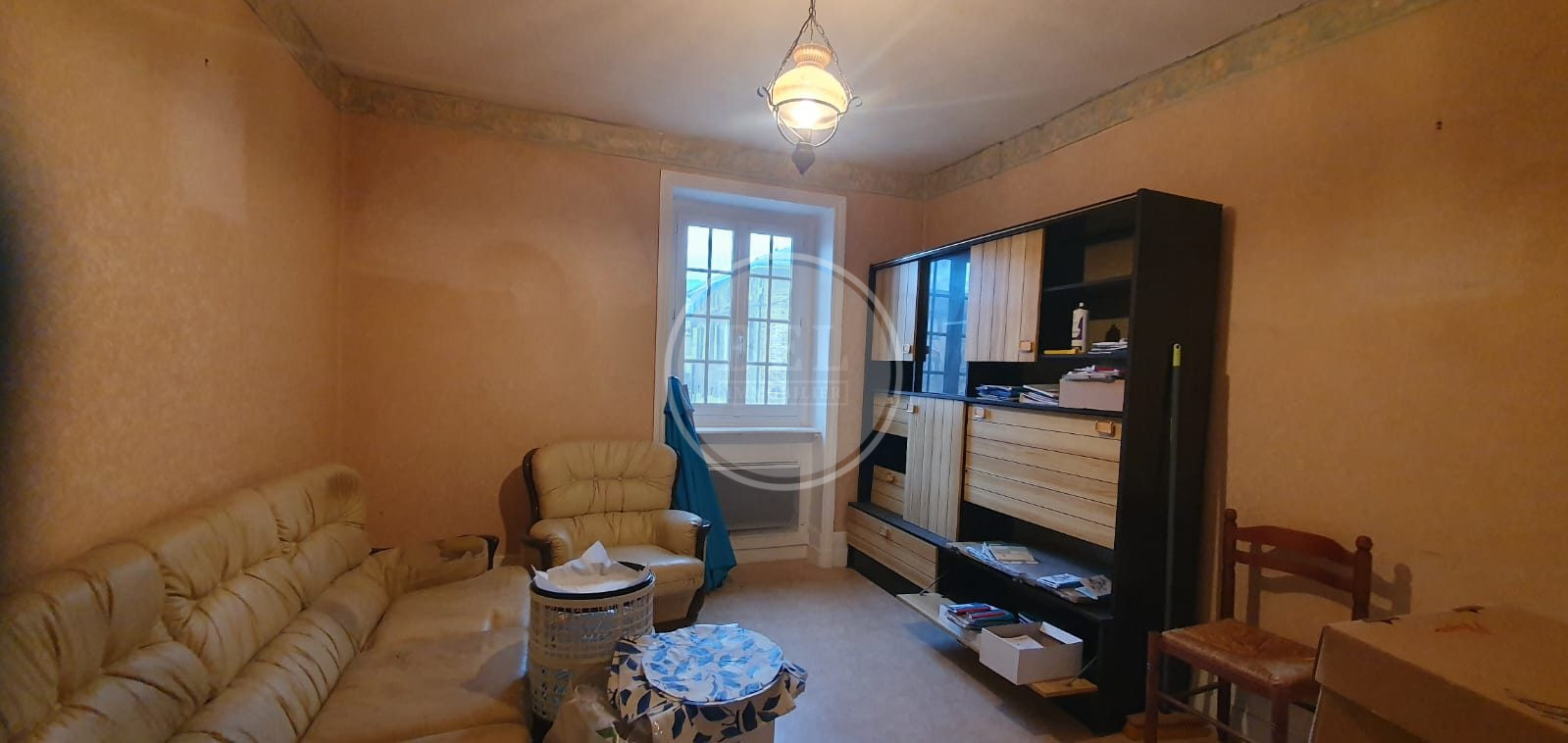 En plein centre ville, maison de village 118m2 environ avec terrain, cuisine 10m2, wc, salle d'eau, 3 pièces à l'étage, le tout sur cave donnant sur jardin, agrandissement possible sur celui-ci, rénovations à prévoir.
Le rez de chaussée devra conserver une activité commerciale.
Prévoir 10000€ de plus pour la licence IV et le fond de commerce