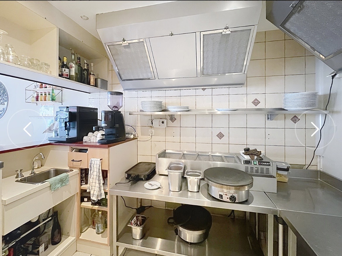 Fond de commerce crêperie à vendre, située dans le centre ville, pas de concurrence.
La crêperie est composée d'un RDC de 20 couverts, d'une cuisine ouverte (2 à 3 billigs), wc, d'une arrière cuisine avec un coin plonge et une cave. A l'étage, une deuxième salle (15 couverts max) et l'accès au logement de fonction de 60m2 comprenant une cuisine, un salon, deux chambres, une salle de bain et wc. 
Possibilité d'installer une petite terrasse.
Beau potentiel, idéal pour un couple. C'est actuellement la seule crêperie de la ville. Elle est à vendre car, je ne peux la gérer seule.