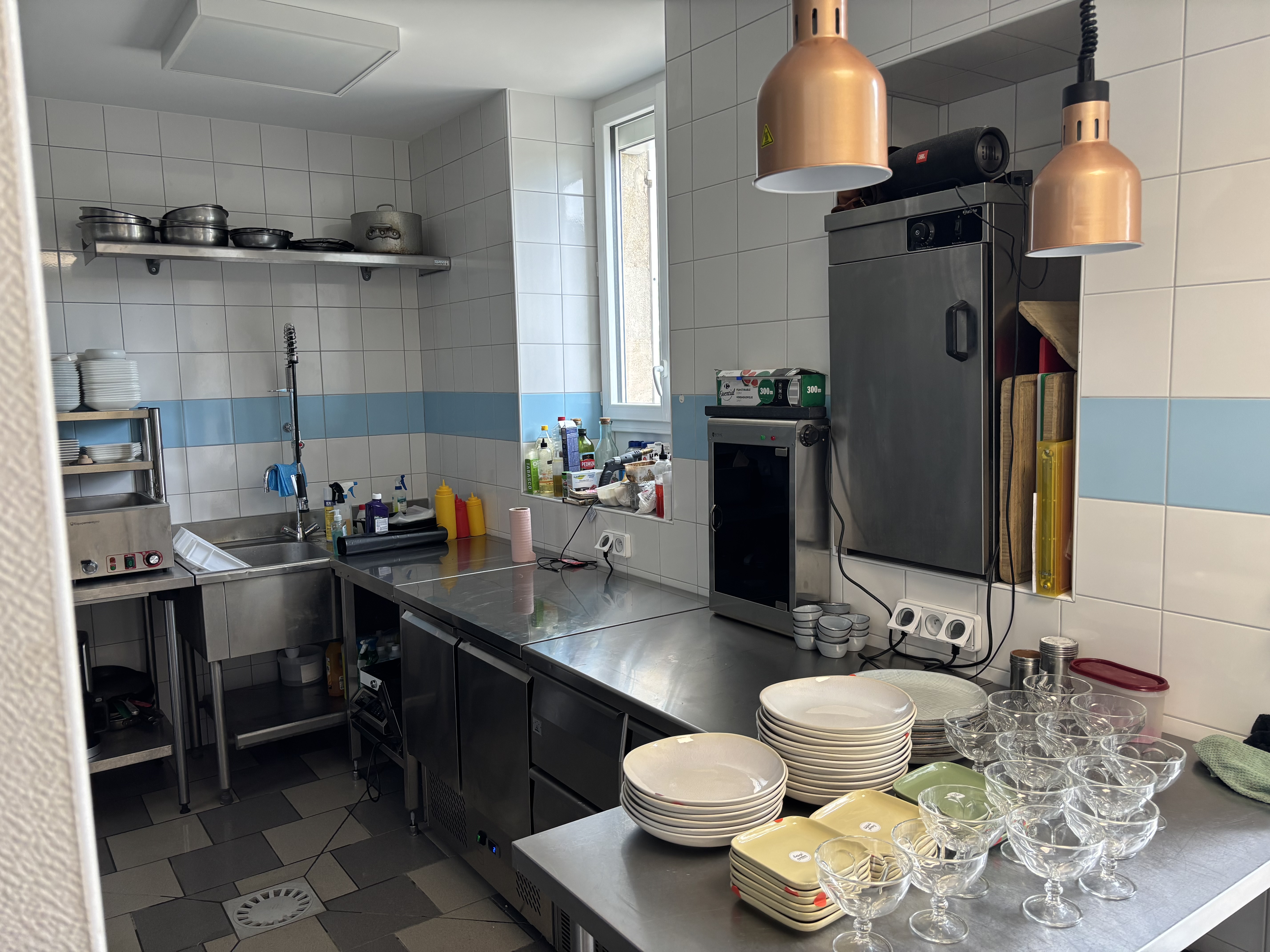 Restaurant situé en pleine campagne idéale pour couple, ,avec logement au dessus du restaurant .  Achat fond de commerce récemment rénover   chiffre d'affaire sur les 3 dernieres années varie de 130000 à 150000 Restaurant avec une bonne reputation culinaire reconnue part table et auberge de France en 2023 2024 et 2025 Loyer des murs actuellement à 316€TTC location avec un bail commercial 3/6/9 avec la Marie de la commune. N'hésitez pas à prendre contacte avec nous pour plus de renseignements.