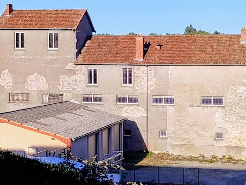 au rez de chaussé d'un IMMEUBLE EN PIERRE
150 m2 aménagé avec 
un coin bureau equipé 
et un coin pour monte charge isolé du magasin
entrée indépendante 
chauffage électrique de grande capacité
systeme d alarme

au sous sol les murs et le plafond sont isolés en liege avec finition crépi lisse
le plancher est en béton
électricité monophasé et tri phasé
un coin indépendant wc lavabo et douche
un coin indépendant ancienne chambre froide
accès par escalier en beton et monte charge tres solide

a aménager suivant vos envies pas de fond de commerce
le monte charge peut se remettre en route voire se transformer en ascenseur

APPELER APRES 20 h 30 OU LE WEEK END