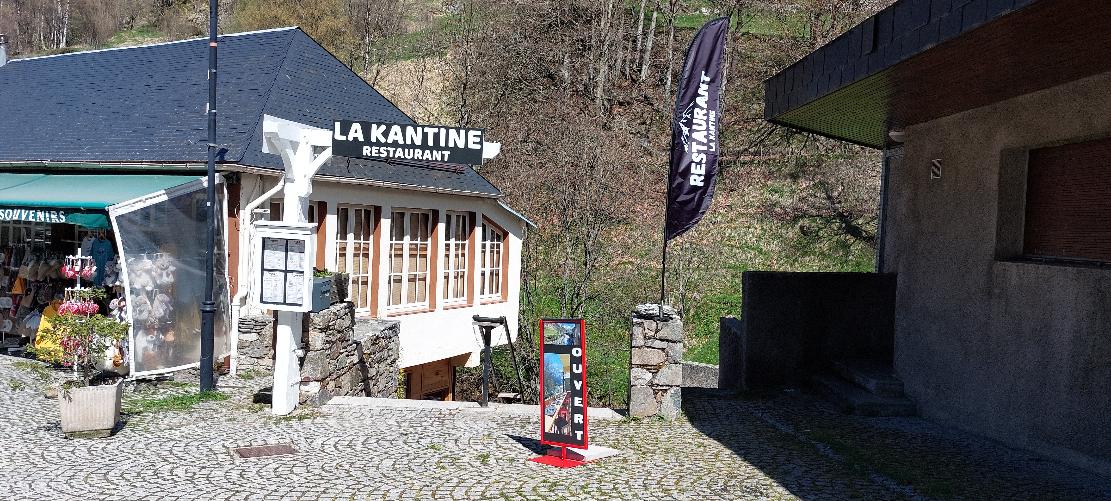 pour raisons familiales, nous sommes obligés de vendre notre fonds de commerce d'un restaurant atypique avec licence débits de boissons type 3.
Dans le village renommé et très touristique de Gavarnie, cet établissement atypique est niché en contrebas de la route et bénéficie d'une vue imprenable sur le cirque et d'un balcon sur le gave. en 2026 le village sera en plus le théâtre d'une arrivée du tour de France.
une salle chaleureuse de 28 places avec son rocher véritable. Un petit coin bar, une plonge et cuisine équipée sur environ 80m2. Possibilité d'hébergement accessible par "échelle de meunier" avec coin chambre + petite salle de bains avec wc sur environ 25m2
balcon/terrasse de 27m2 environ
cave de stockage.
endroit atypique, idéal pour un couple. à voir absolument.
me contacter pour infos supplémentaires.
