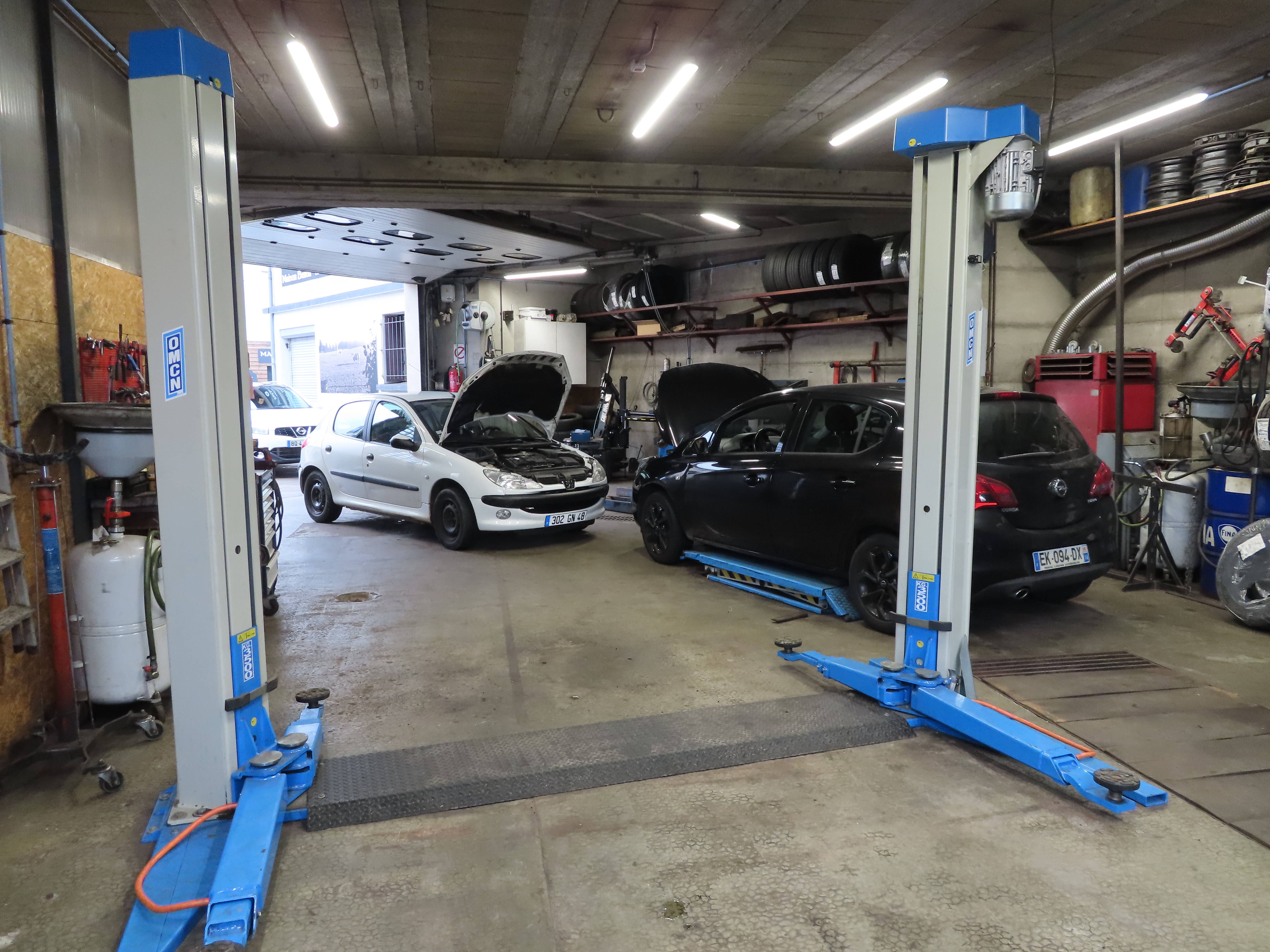 A reprendre, activité de garage automobile avec station-service, entretien, réparation toutes marques,  implanté au cœur d’un village étape de l’autoroute A.75 reliant Clermont-Ferrand à Montpellier.
Le garage est composé de deux ateliers de mécanique (environ 100 m² chacun), d’un espace bureaux, d’une réserve (44 m²) et d’une cour équipée d’un automate (deux pompes, trois pistolets)  24h/24 CB et cartes privatives. 
Matériel en bon état de fonctionnement. 
Clientèle de particuliers, entreprises et collectivités. 
Équipe de 2 salariés. Chiffre d’affaire en progression constante.
 
Logement à l’étage (T3).