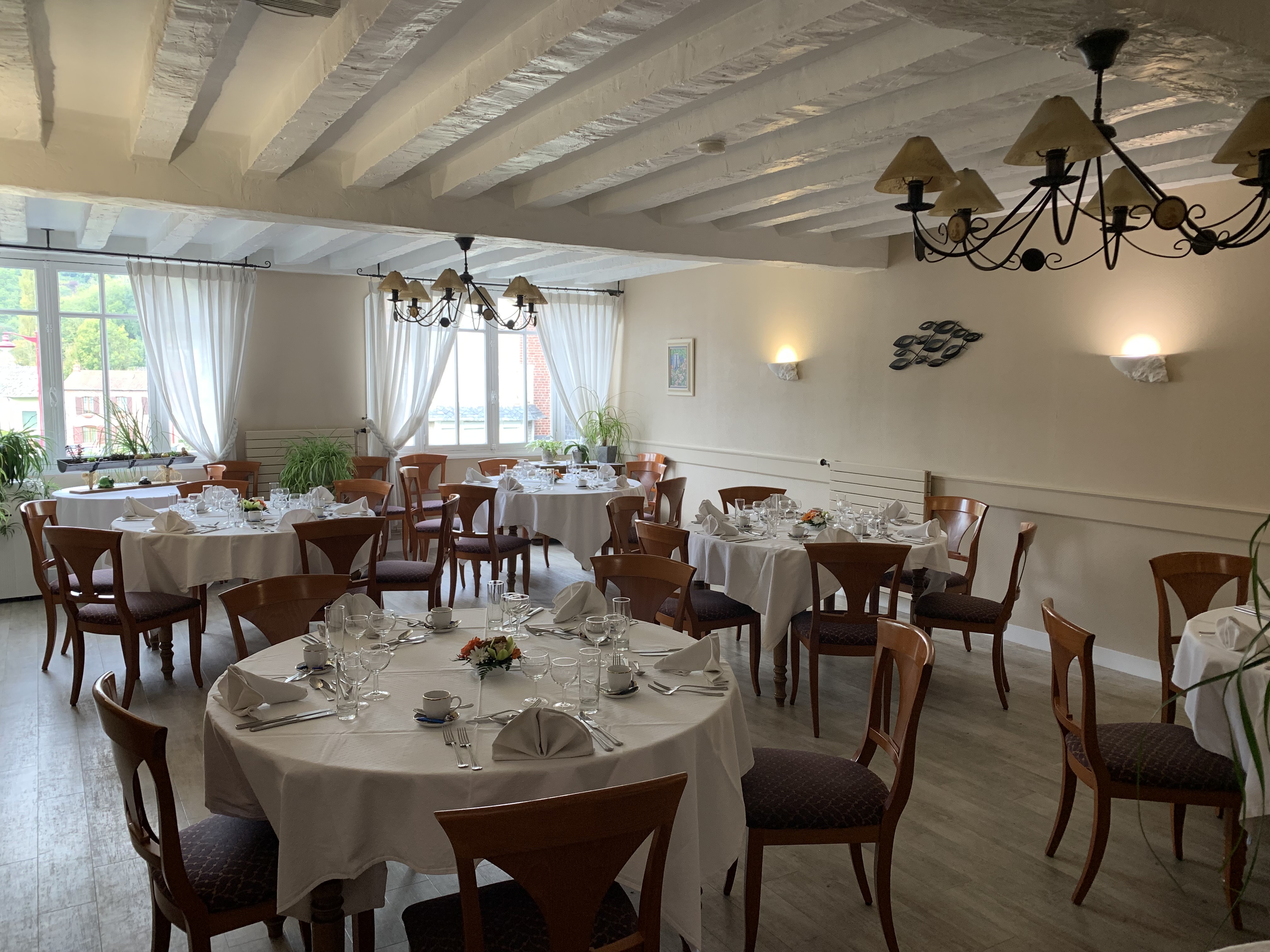 Auberge Tartarin – Duclair (76)

Idéalement située en plein centre-ville de Duclair, sur la place principale, l’Auberge Tartarin bénéficie d’un emplacement au cœur de la vallée de la Seine, entre Rouen et Le Havre, dans une commune dynamique et touristique.

Ce restaurant reconnu profite d’une excellente visibilité, d’un flux constant, d’une clientèle fidèle et d’un parking à proximité immédiate.

Capacité totale de 115 couverts :
90 couverts en intérieur répartis sur deux salles chaleureuses, complétés par une terrasse de 25 places.

Cuisine professionnelle complète, équipée en matériel Hobart, parfaitement entretenue et conforme aux normes, permettant une reprise immédiate sans investissement supplémentaire.

Logement de fonction inclus comprenant trois chambres, un bureau, une salle de bain et un salon/séjour, un atout majeur pour allier confort de vie et activité professionnelle.

Affaire saine et rentable avec un chiffre d’affaires constant et une bonne rentabilité.

Idéal pour un couple de restaurateurs ou un professionnel souhaitant s’installer dans un cadre attractif avec une activité clé en main.

Renseignements sur demande.