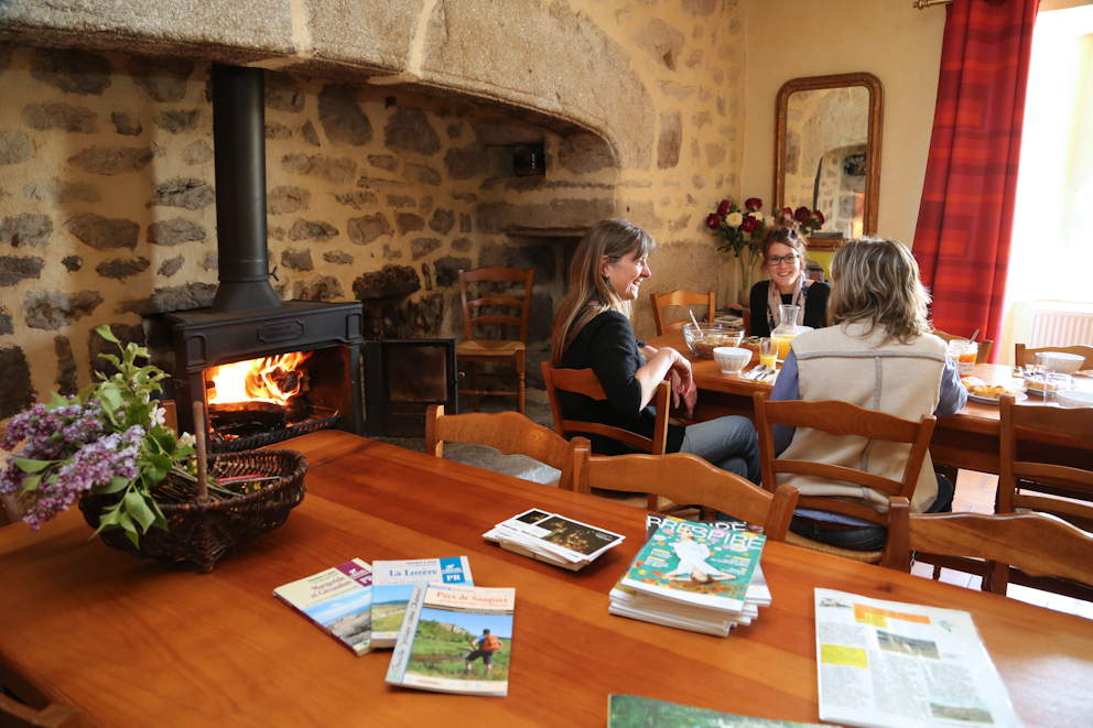 gite de groupe en moyenne montagne, situé au cœur d un hameau de haute Loire en pleine nature capacité d accueil 27 personnes 350m2 avec salle de jeux
compose de 8 chambres dont 5 avec salles de bain prive et 3 chambres avec une salle de bain commune
cuisine équipée professionnellement salon salle a manger
terrasse
salle de jeux attenante 110m2
terrain de pétanque
terrain autour de la piscine couverte et bassin chauffé par geo thermie